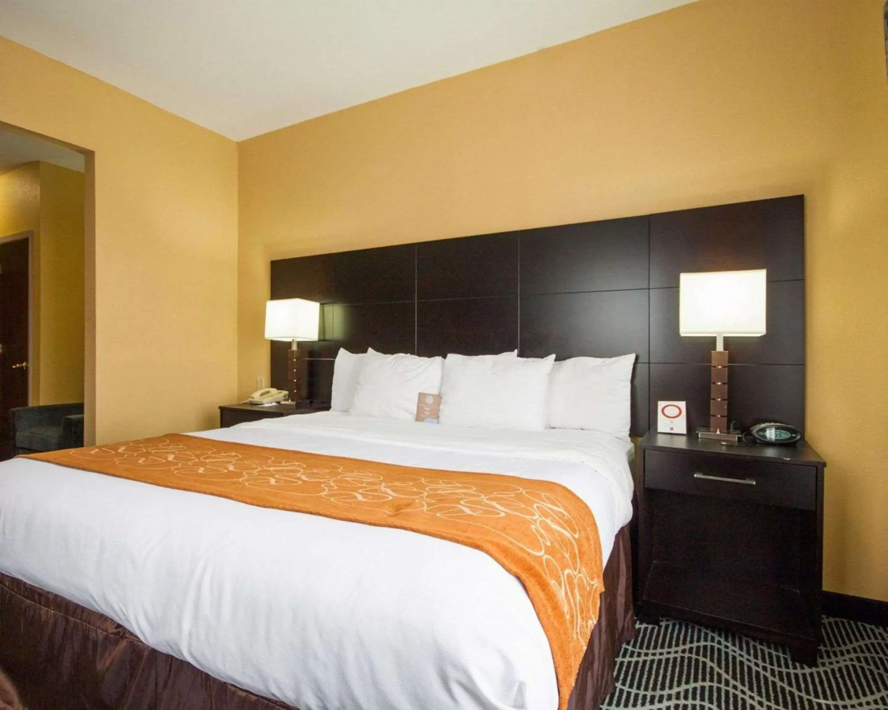 Photo of the whole room, Bed in Comfort Suites Lake Ray Hubbard