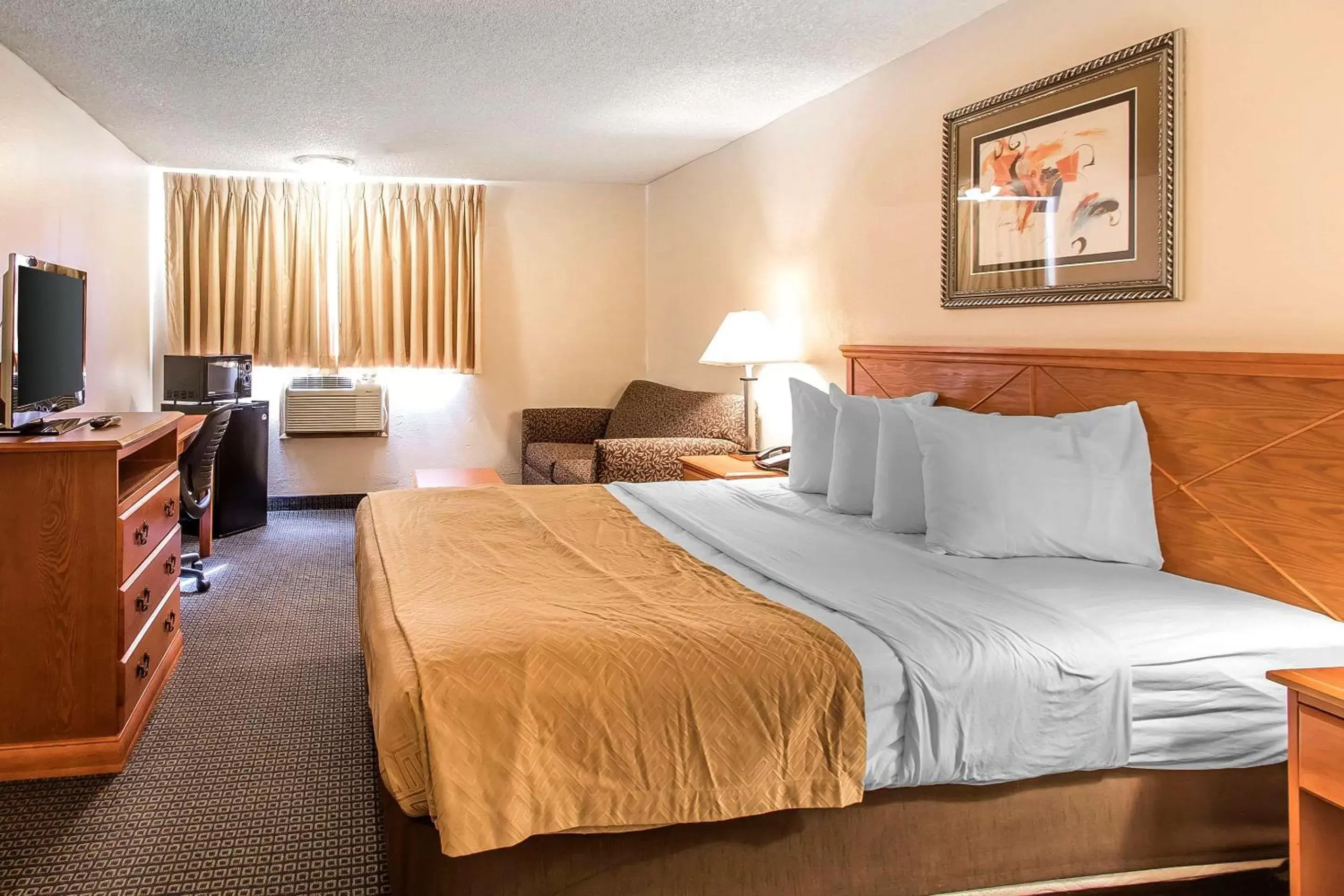 Photo of the whole room, Bed in Brentwood Inn Clinton Photo of the whole room, Bed in Brentwood Inn Clinton