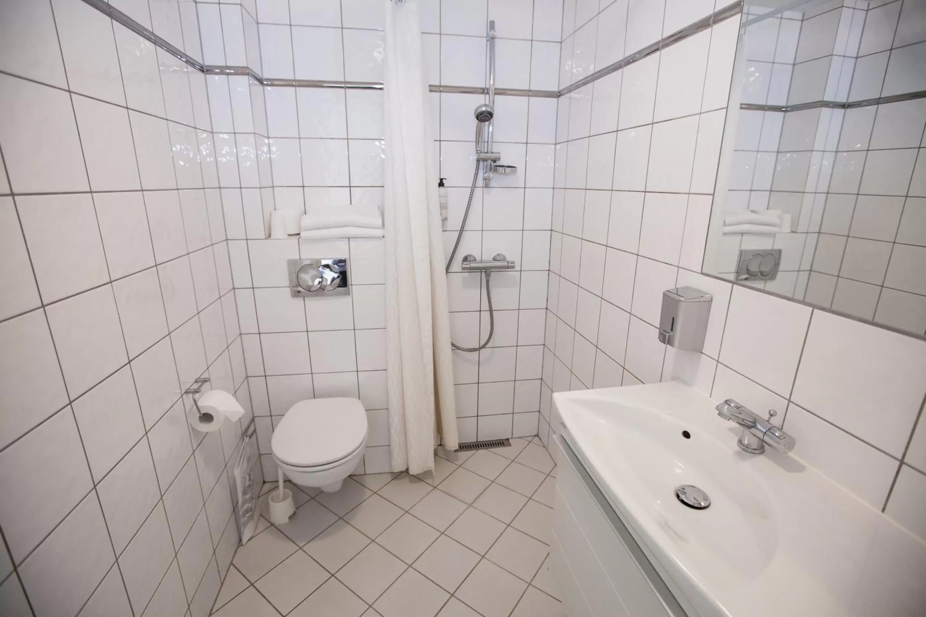 Shower, Bathroom in Go Hotel Ansgar