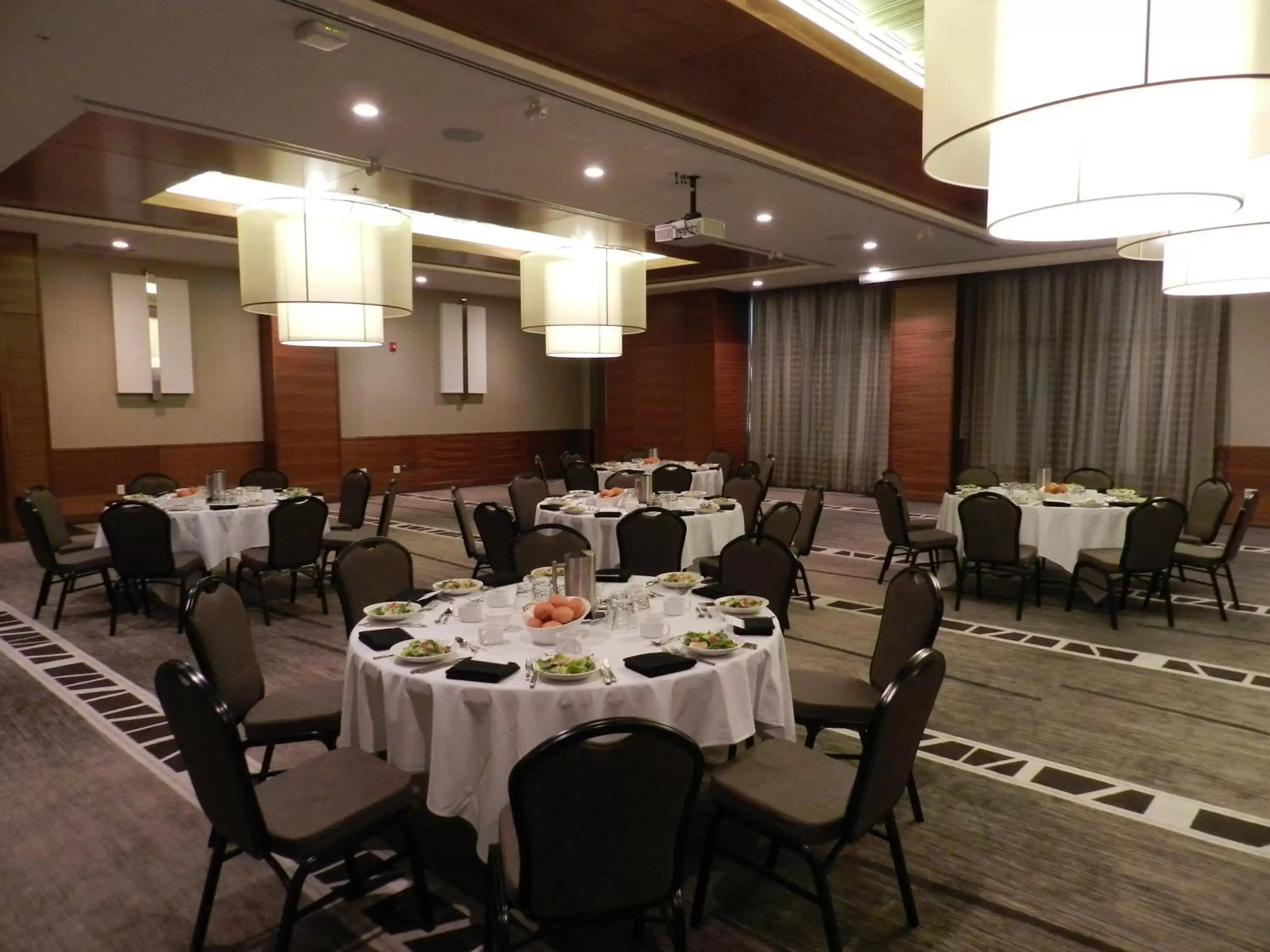 Banquet/Function facilities, Restaurant/Places to Eat in Radisson Hotel & Conference Center Calgary Airport East