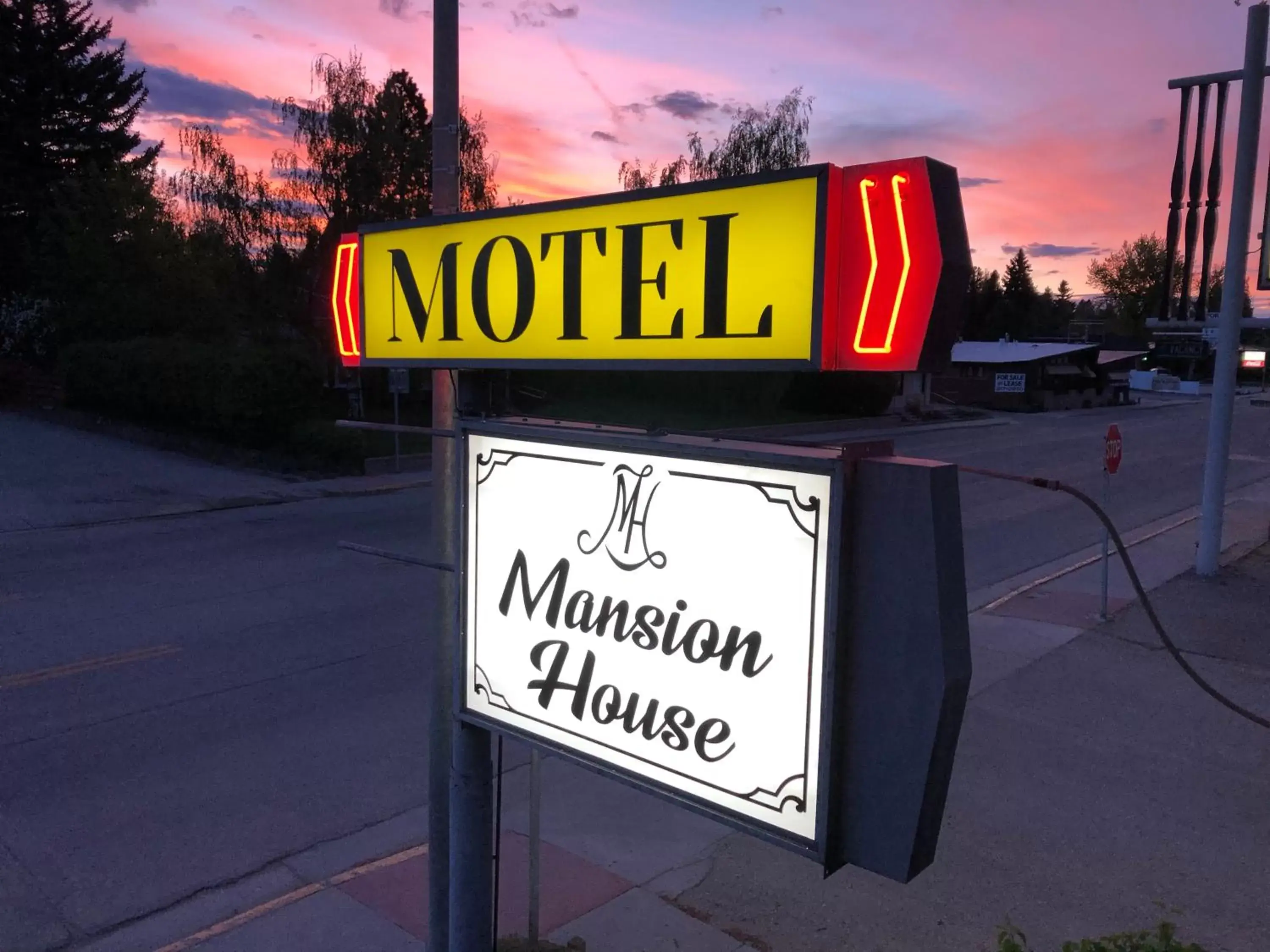 Property logo or sign in Mansion House Motel