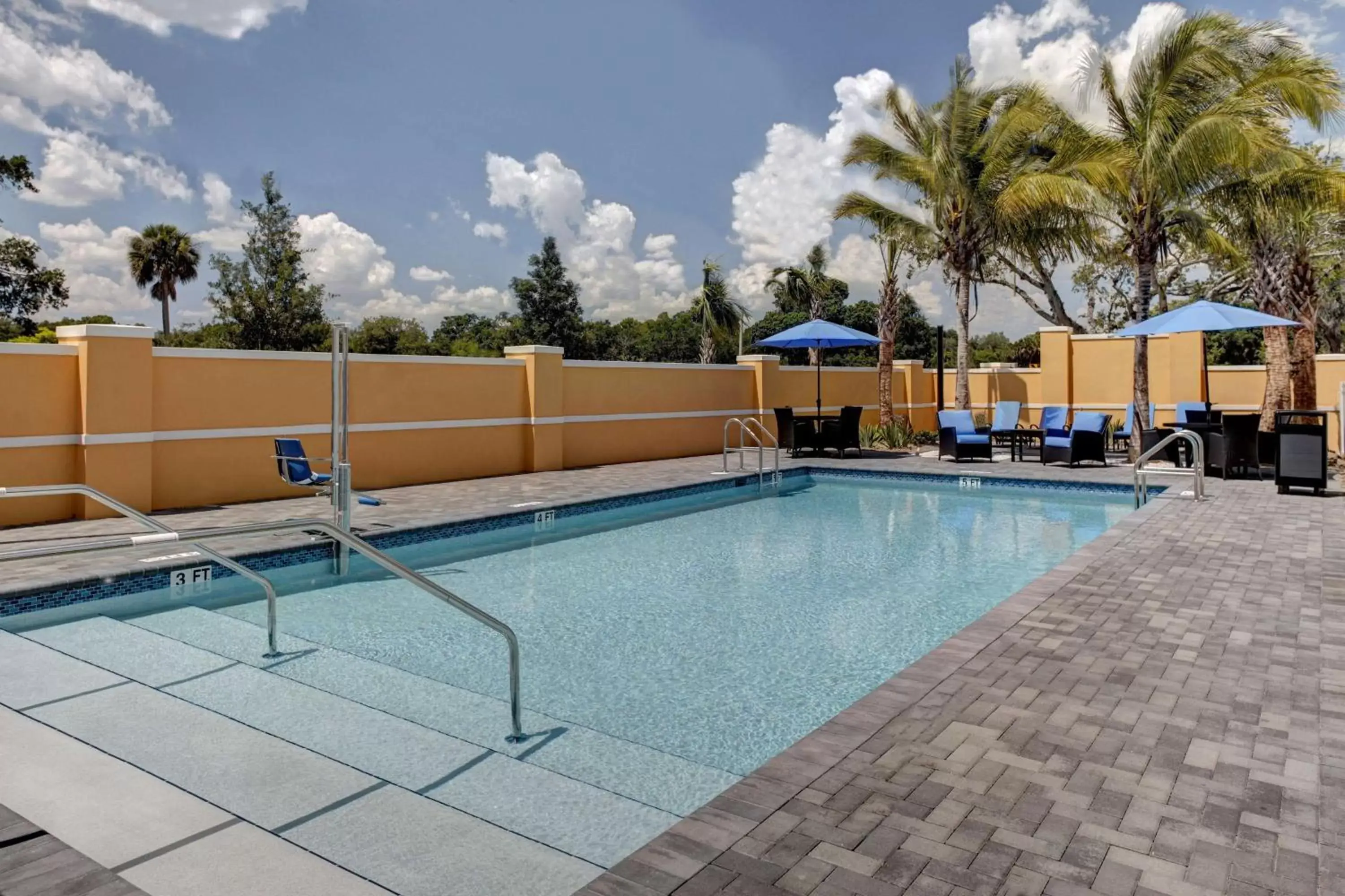 Pool view, Swimming Pool in Hampton Inn and Suites by Hilton Vero Beach-Downtown