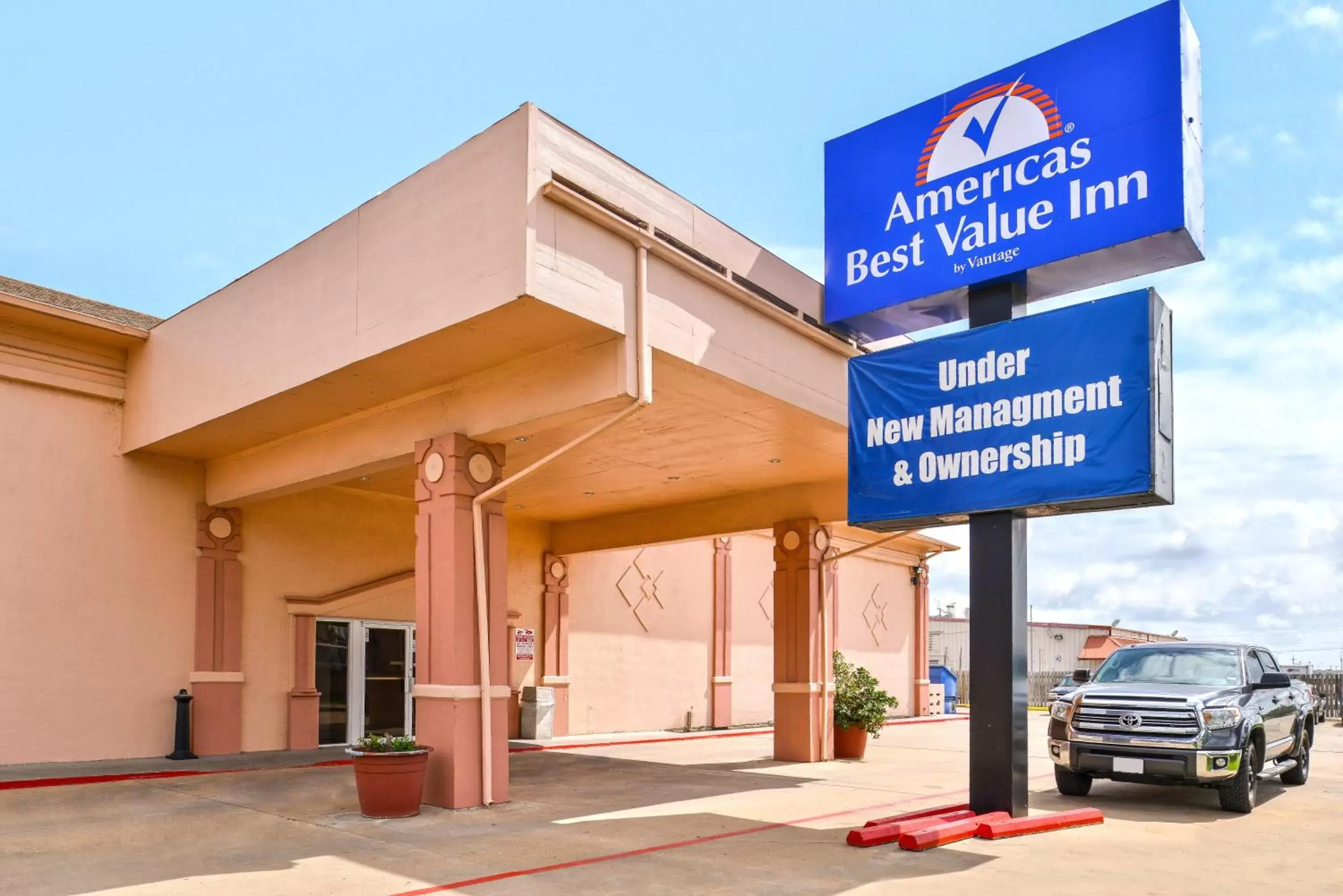 Facade/entrance, Property Building in Americas Best Value Inn Clute
