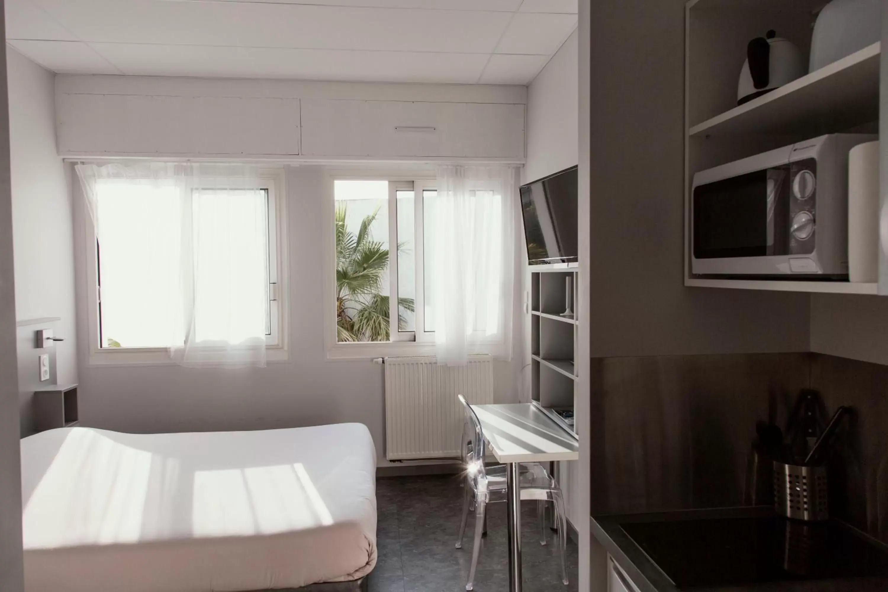 Kitchen or kitchenette, Bed in Smartappart Lorient