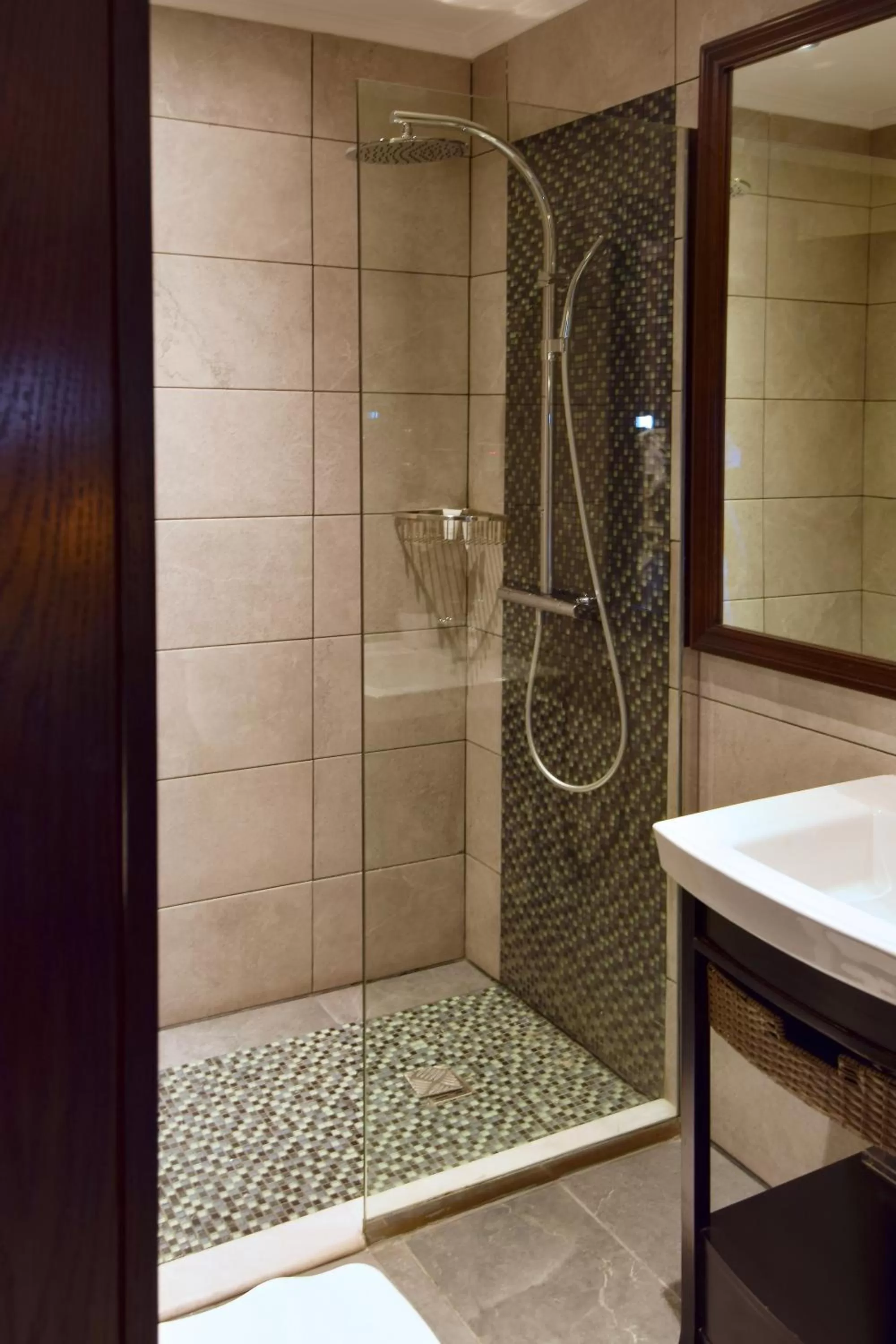 Shower in Best Western Plus Fursan
