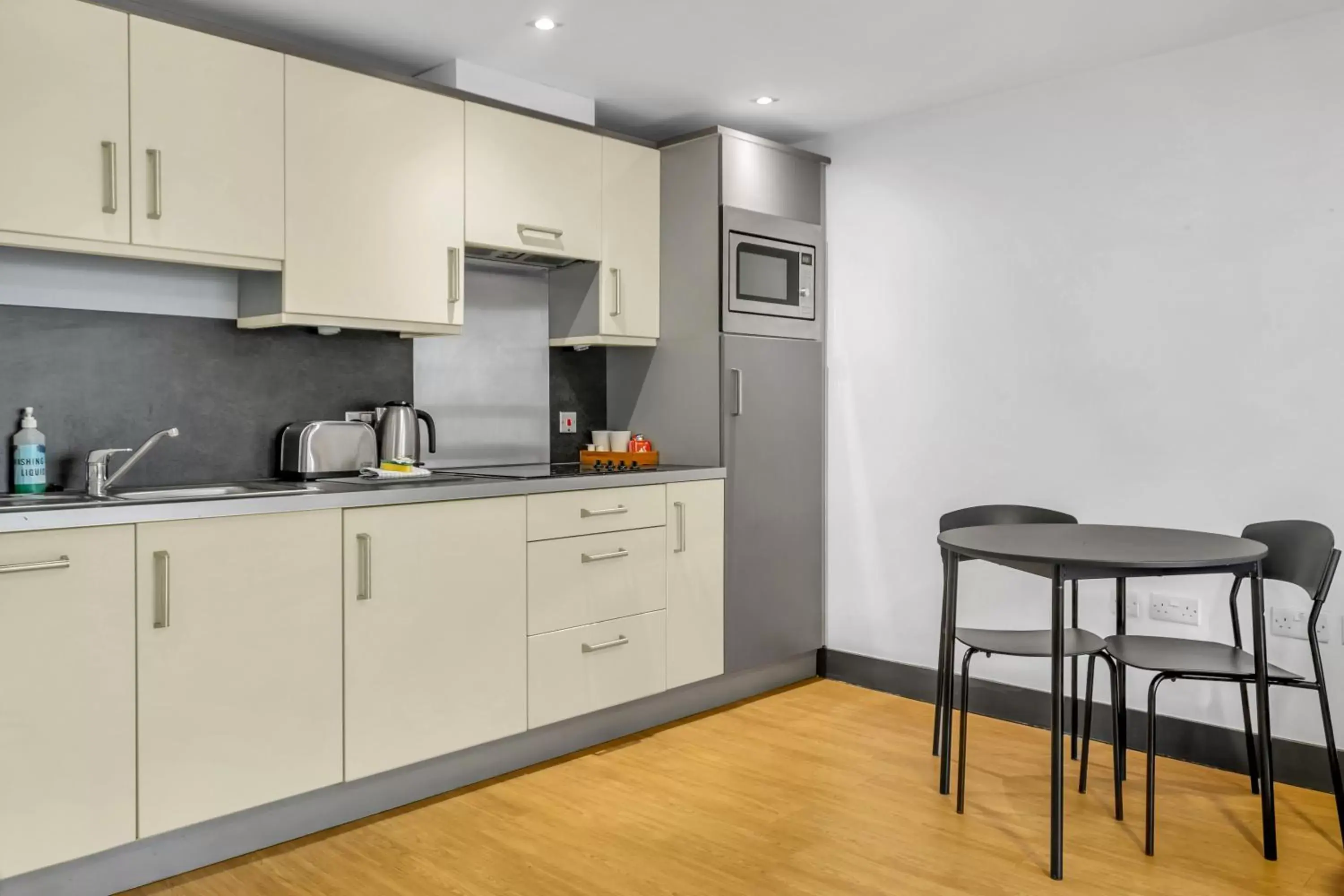 kitchen, Kitchen/Kitchenette in Roomzzz Leeds City West