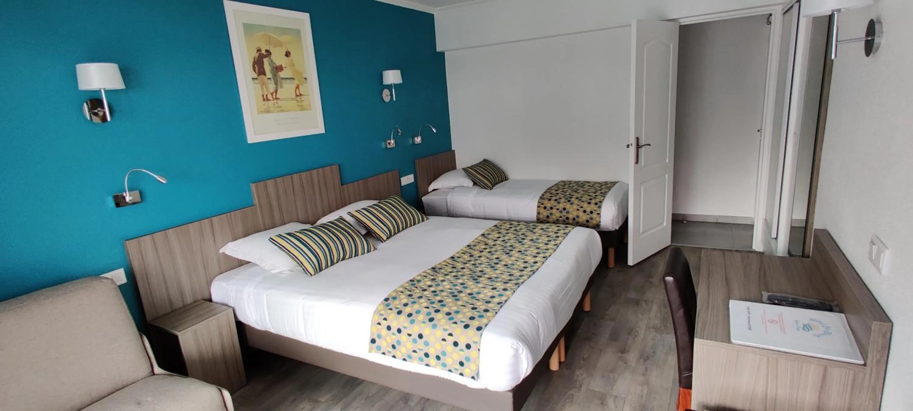 Property building, Bed in Logis Hôtel Les Bleuets