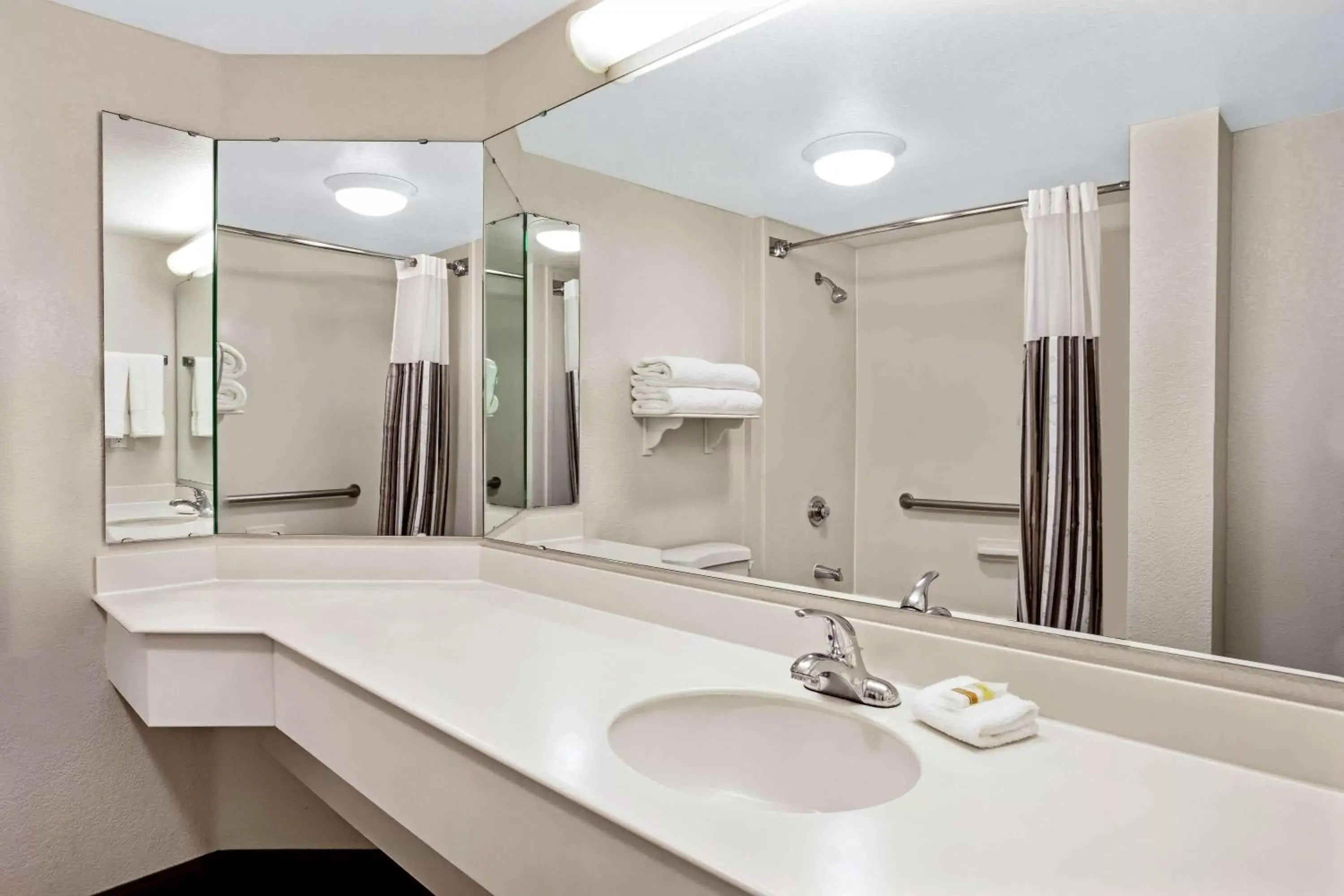 Bathroom in La Quinta by Wyndham Tucson Airport