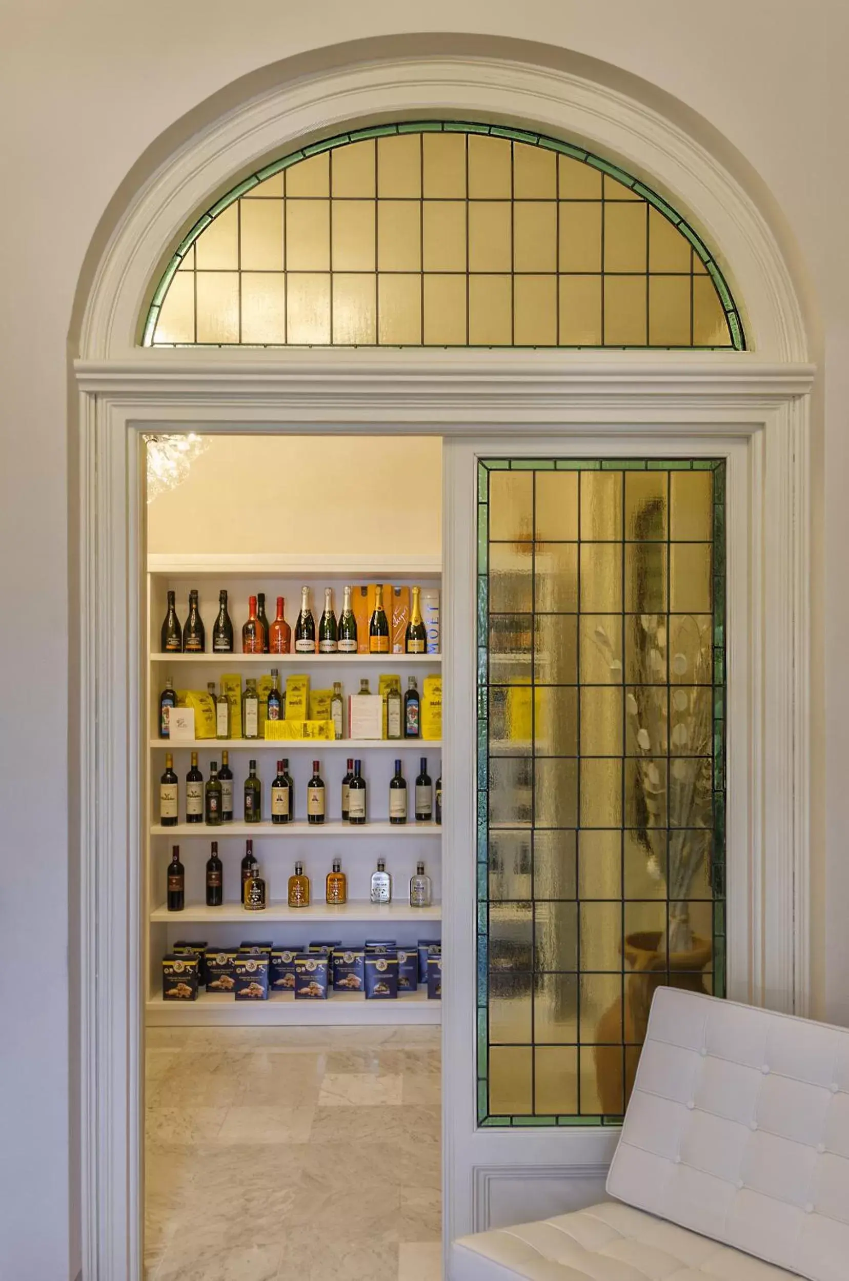 On-site shops in Palazzo Cini Luxury Rooms in Pisa