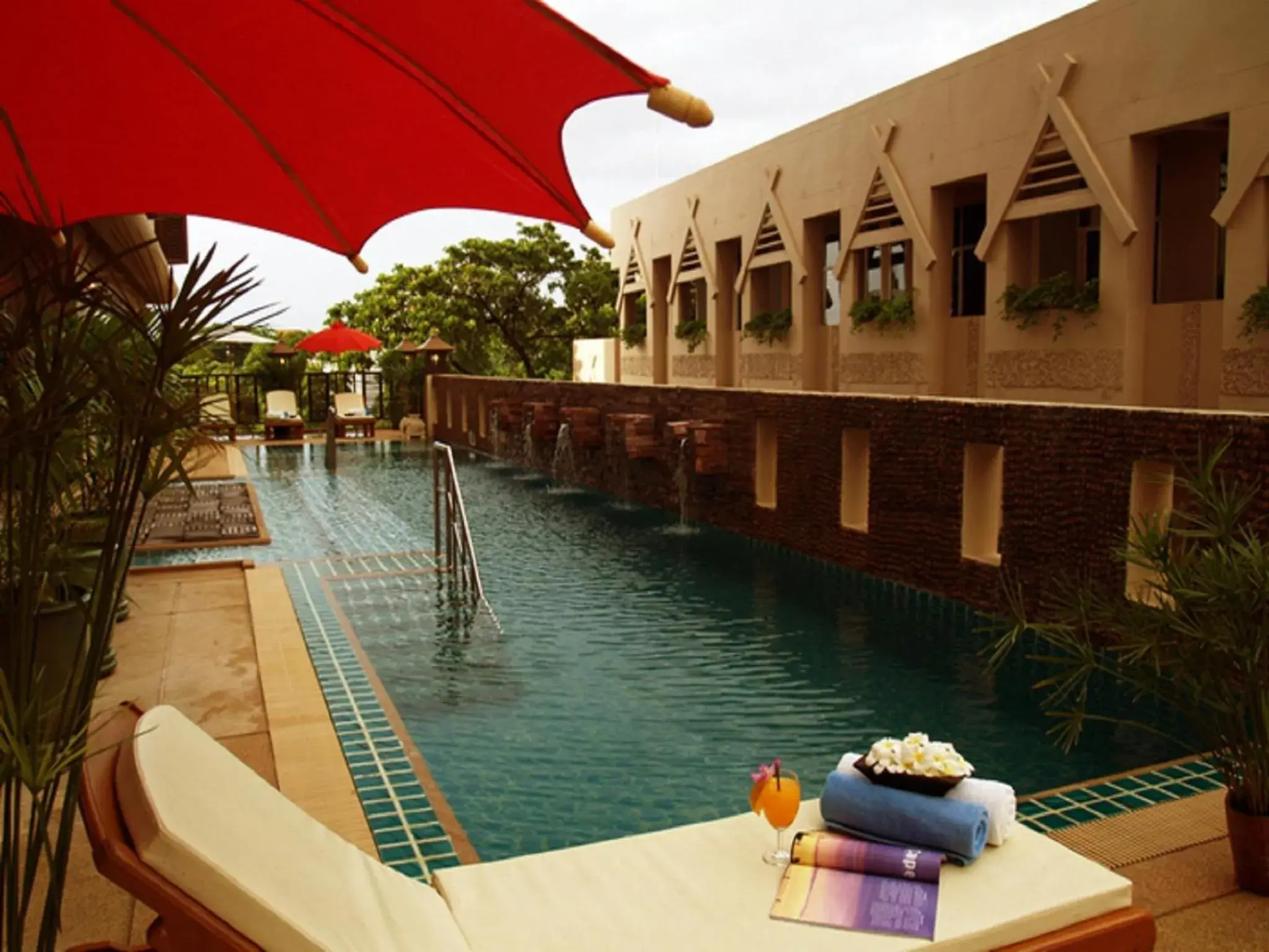 Swimming Pool in Maninarakorn Hotel