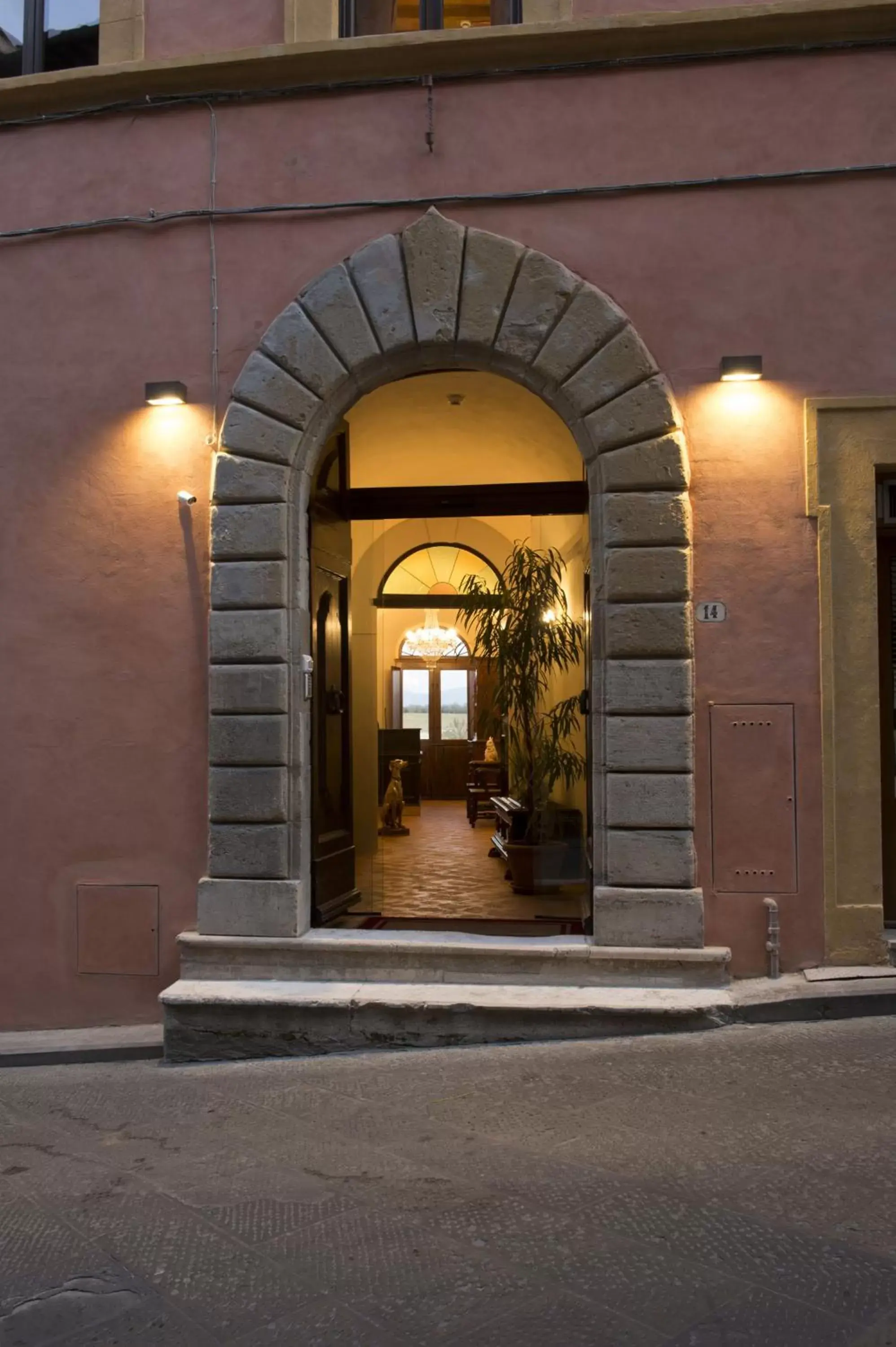 Facade/entrance in Palazzo Pacini