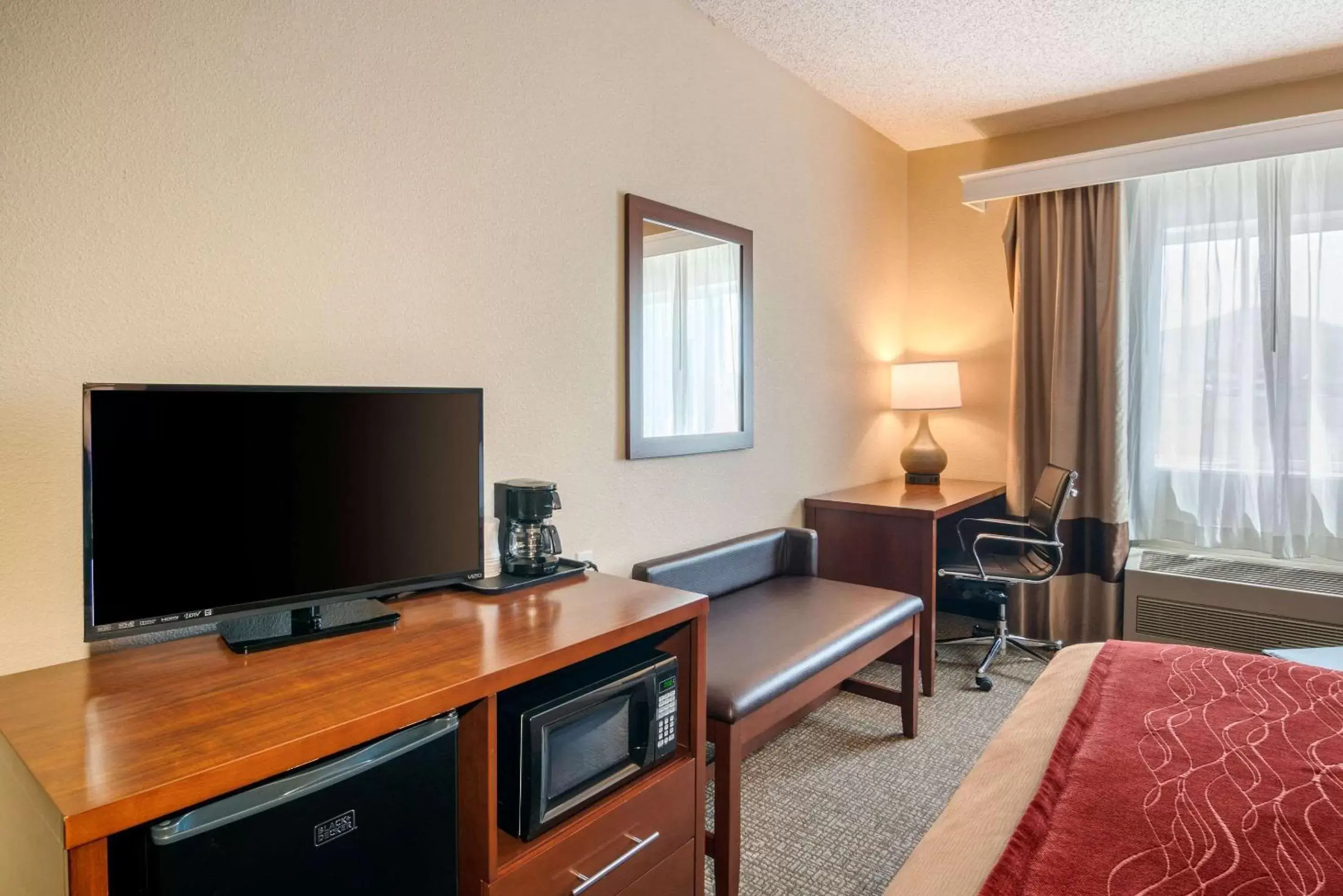 Photo of the whole room, TV/Entertainment Center in Comfort Inn Medford North