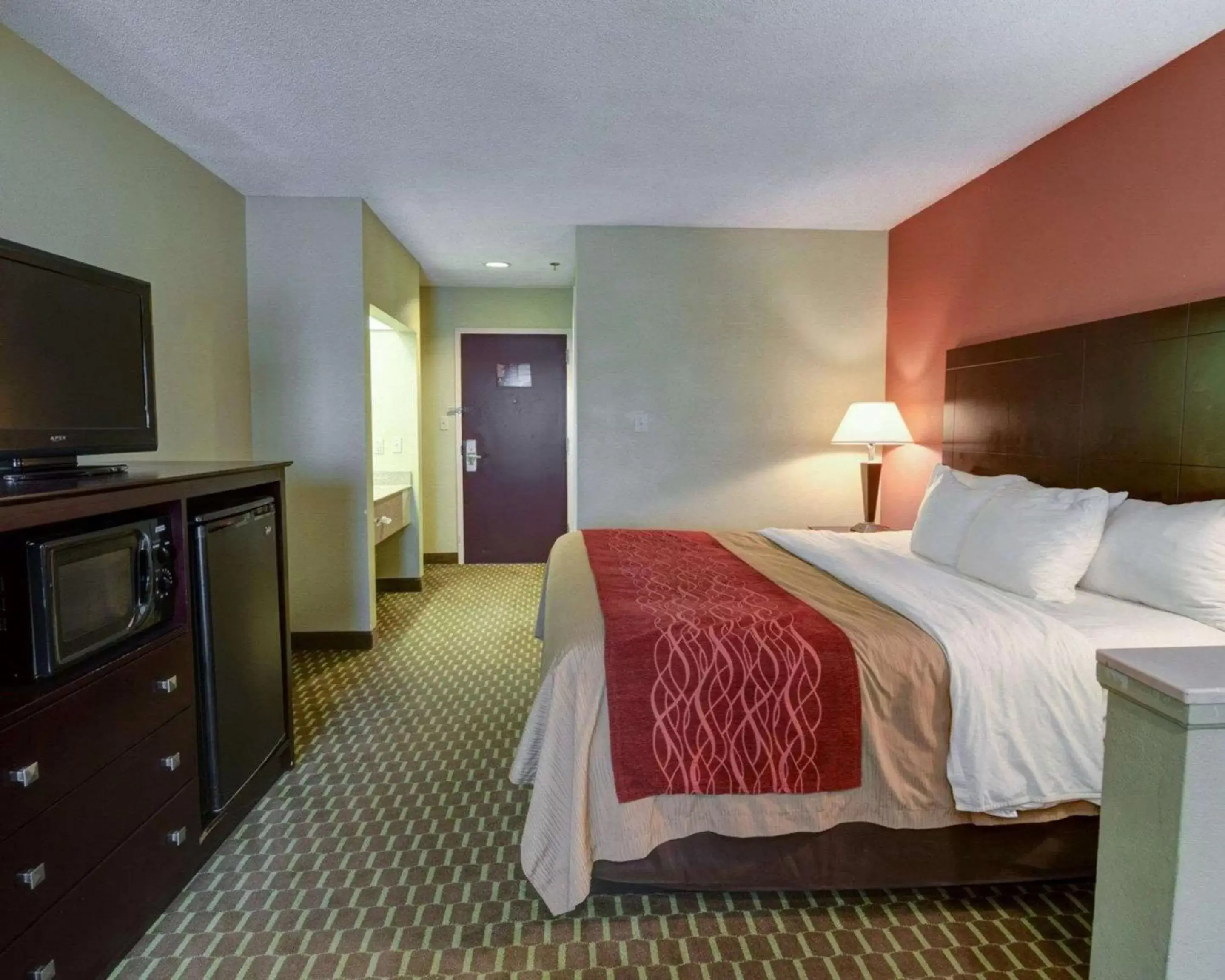 Photo of the whole room, Bed in Quality Inn & Suites Pine Bluff AR