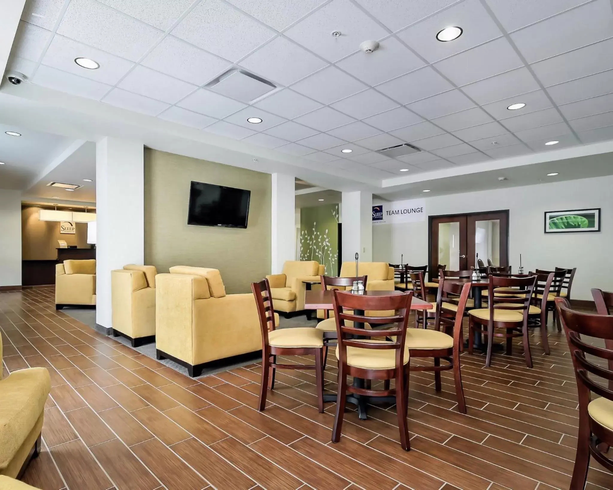Lobby or reception, Restaurant/Places to Eat in Sleep Inn & Suites - Fort Scott