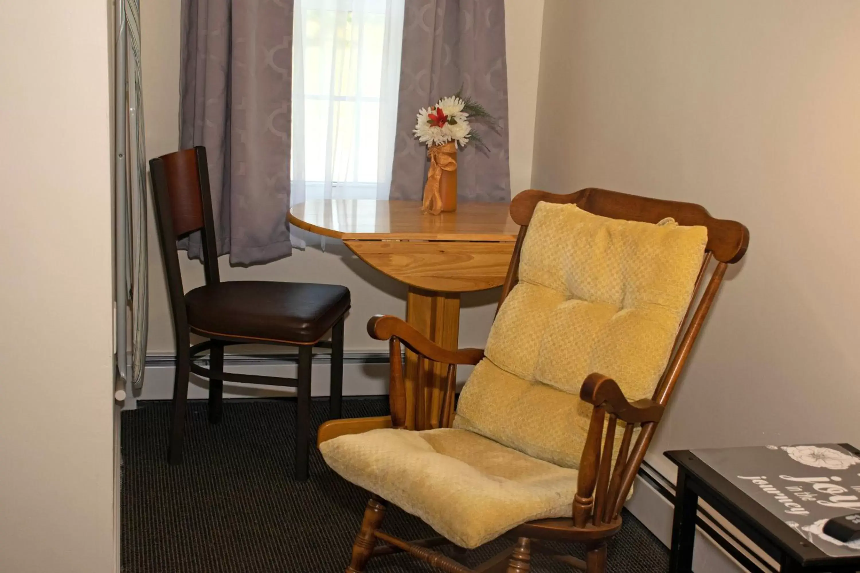 Seating Area in The Whitetail Inn and Suites- Lincoln