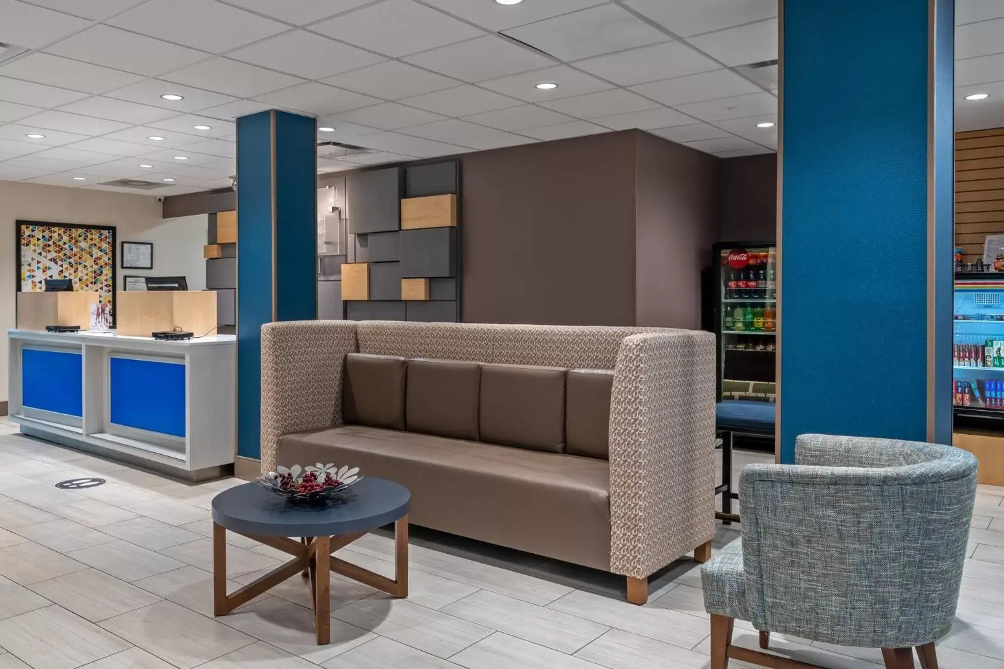 Property building, Lobby/Reception in Holiday Inn Express Hotel & Suites Woodbridge, an IHG Hotel