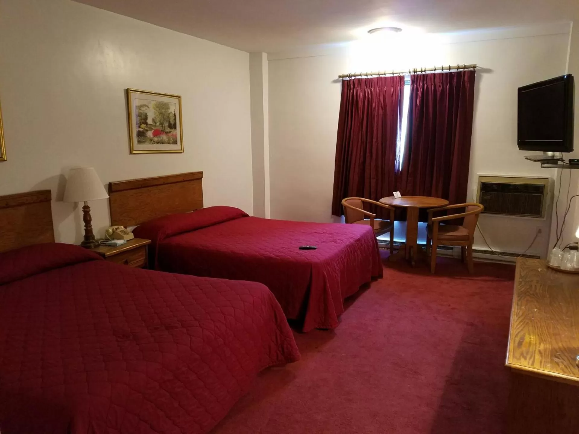 Property building, Bed in Woonsocket Motor Inn