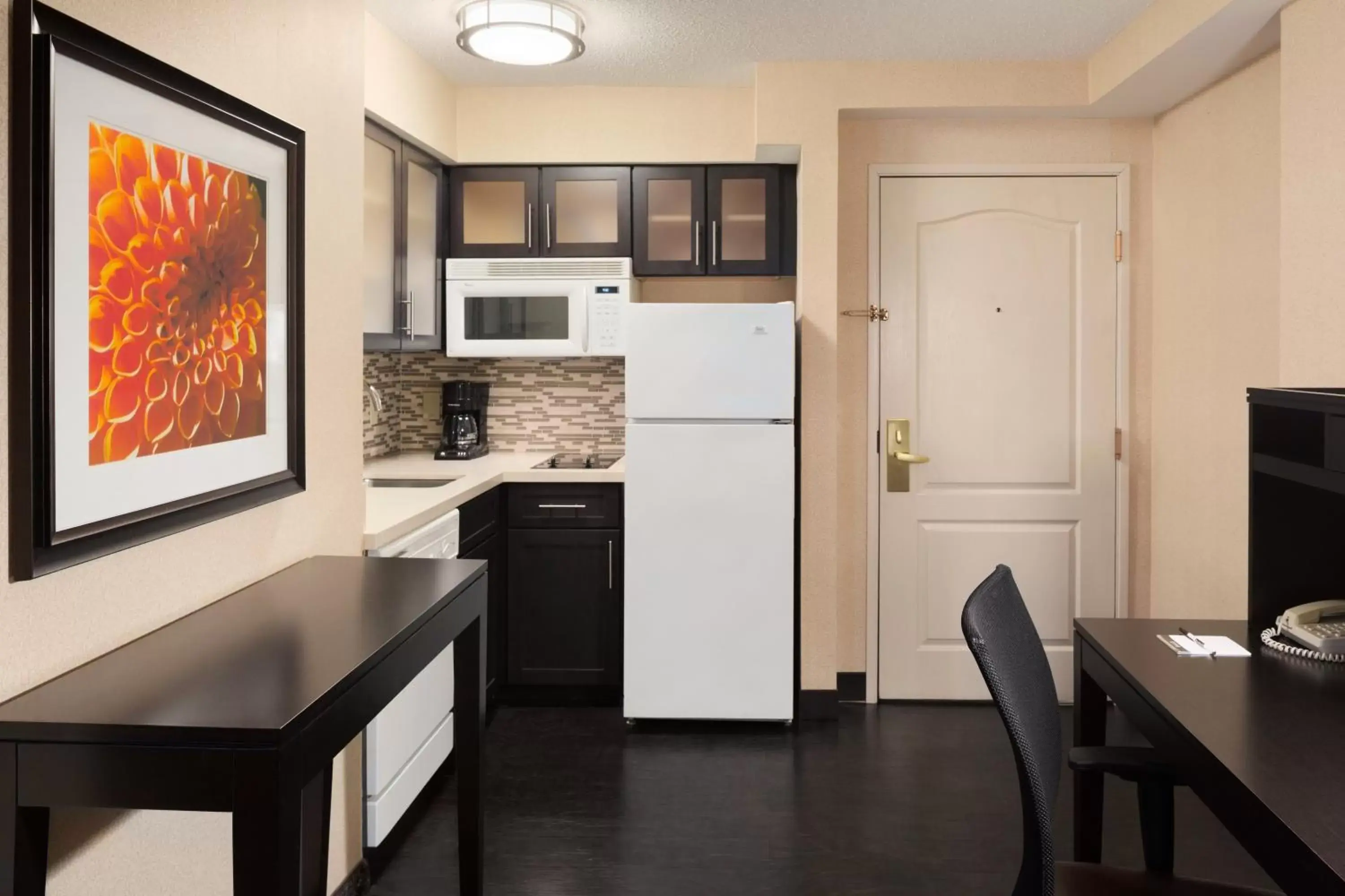 Photo of the whole room, Kitchen/Kitchenette in Homewood Suites by Hilton Atlanta Buckhead Pharr Road