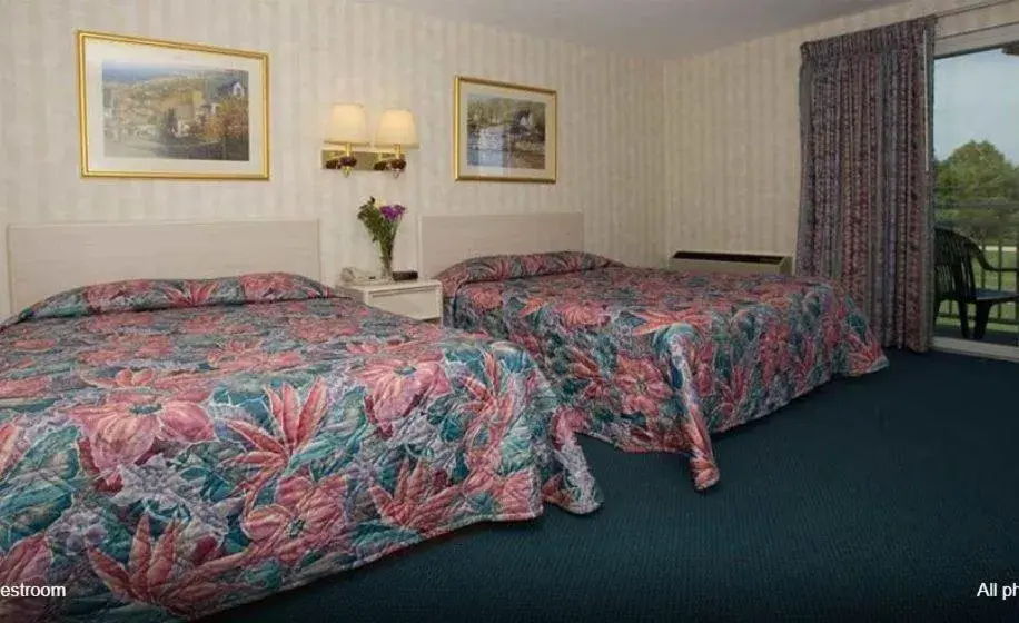 Bed in Winnapaug Inn