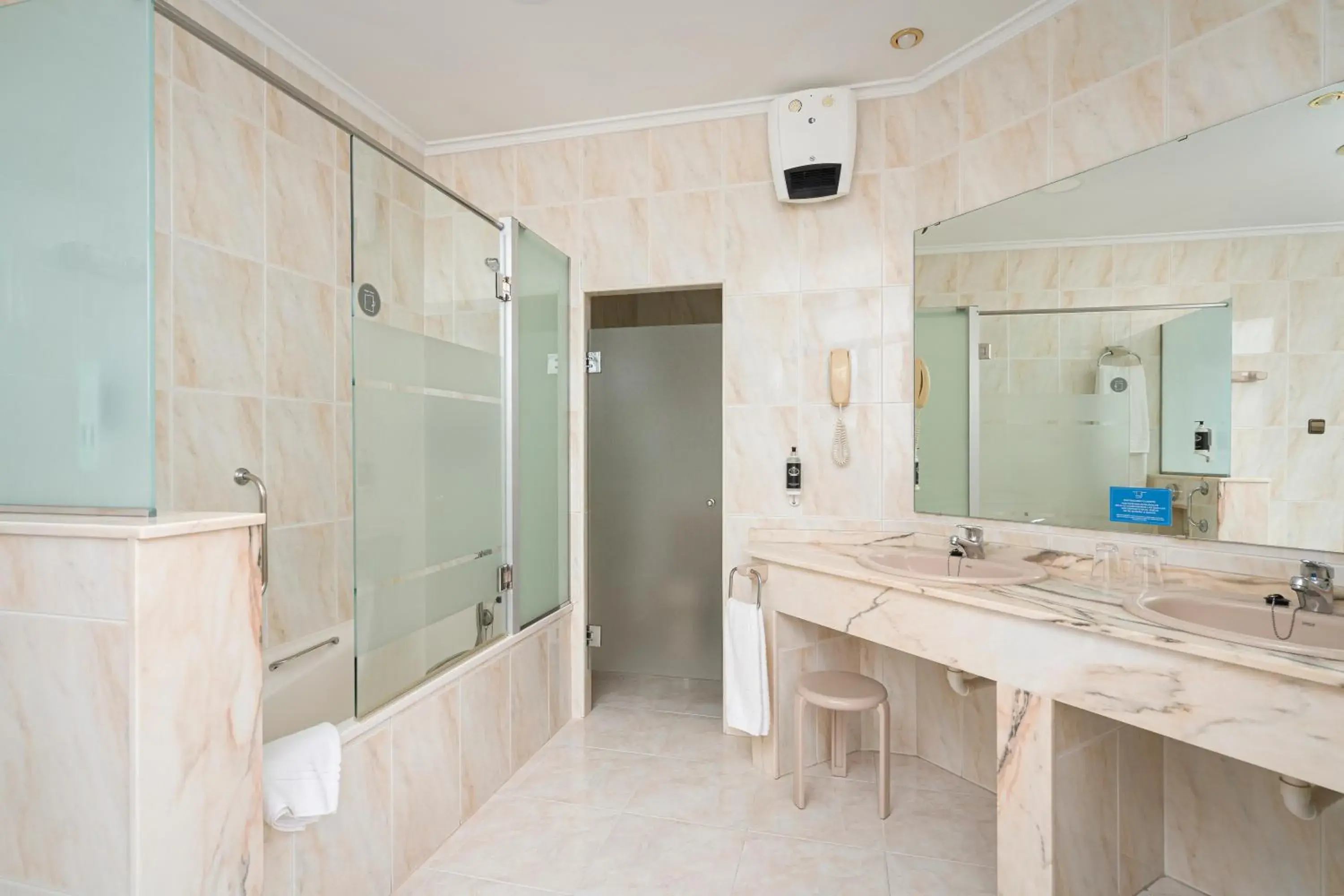 Bathroom in Hotel Hernán Cortés