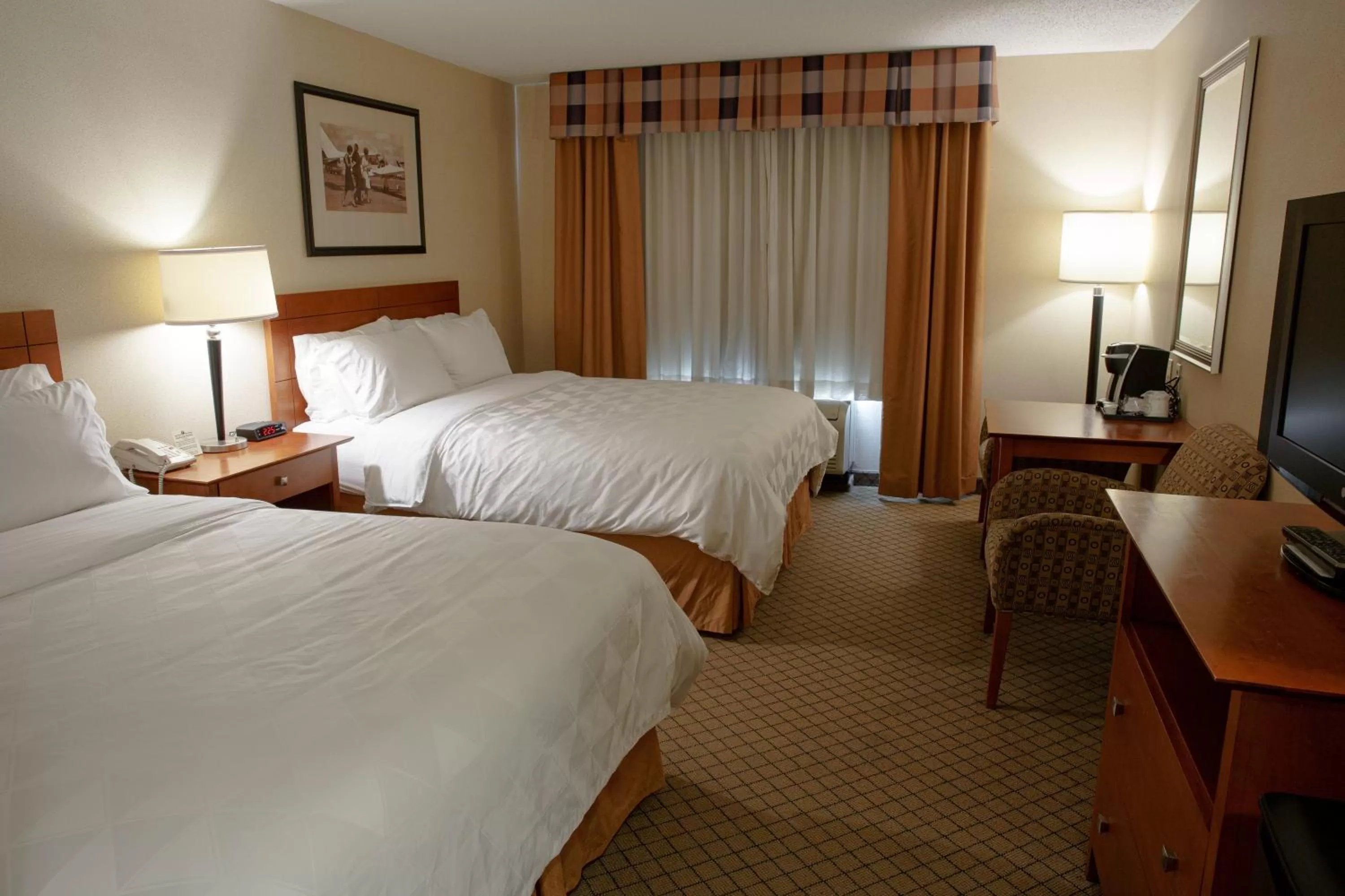Photo of the whole room, Bed in Holiday Inn Battle Creek by IHG