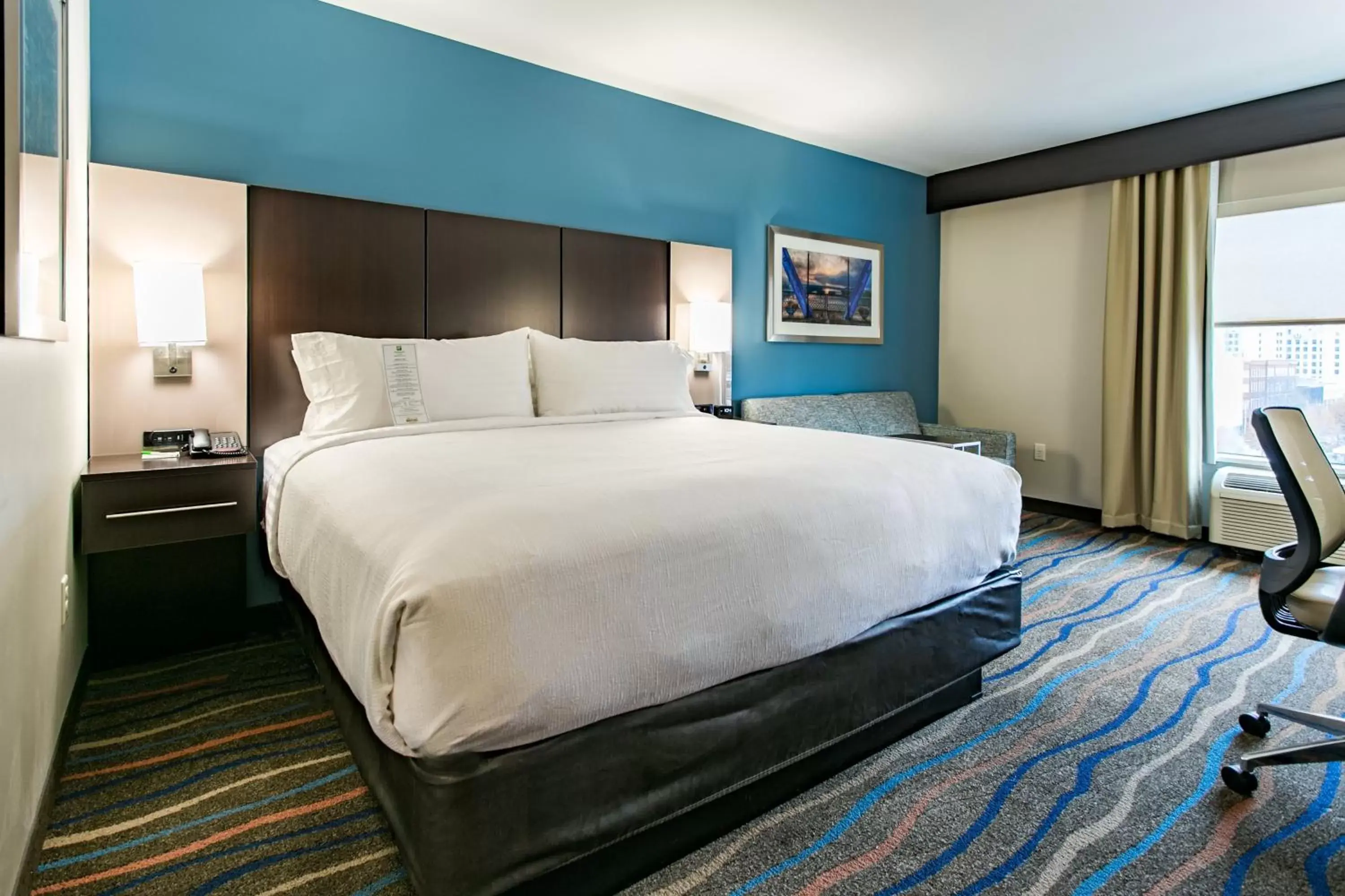 Photo of the whole room, Bed in Holiday Inn Hotel & Suites Chattanooga, an IHG Hotel