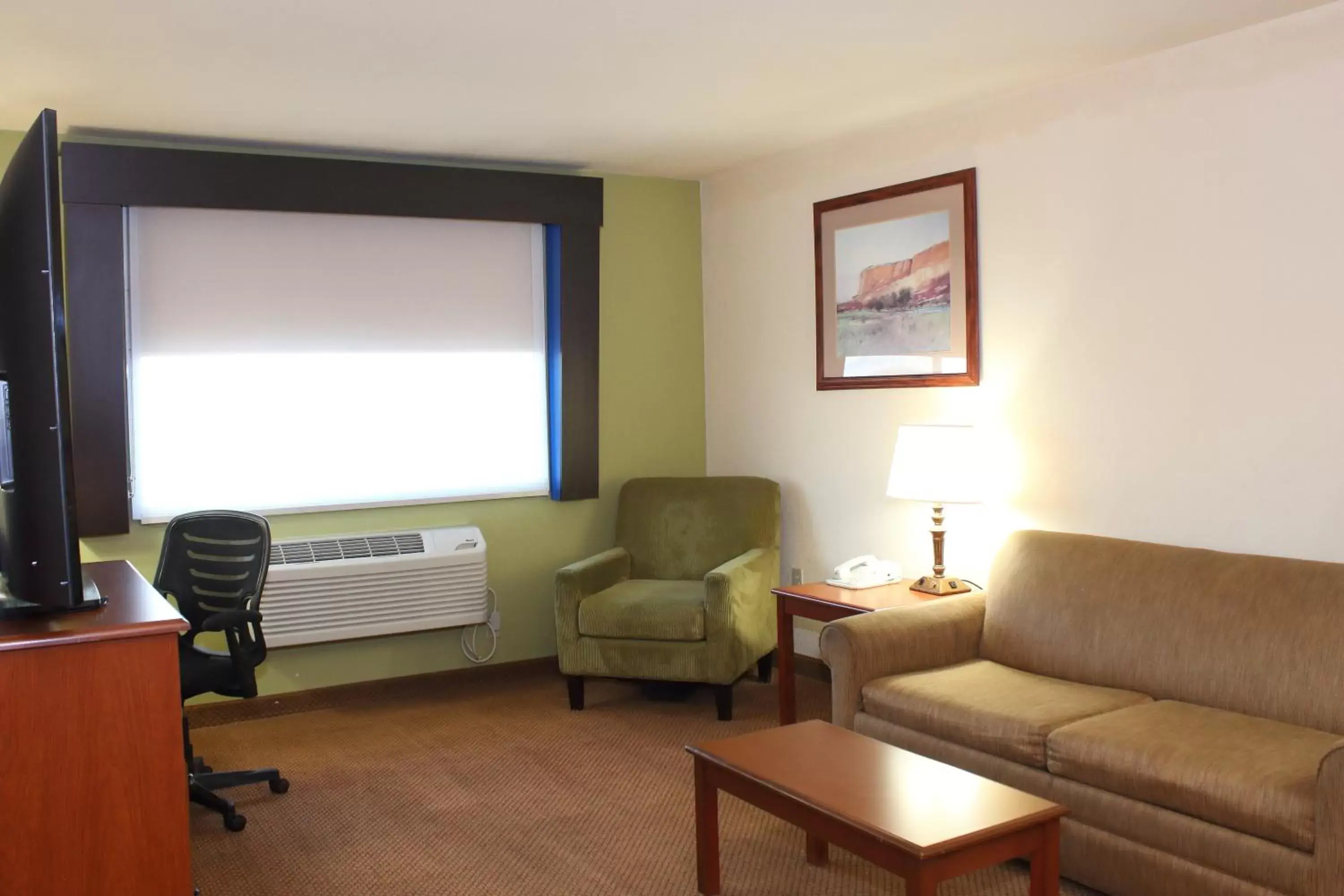 Photo of the whole room, Seating Area in Holiday Inn Express Hotel & Suites Farmington, an IHG Hotel