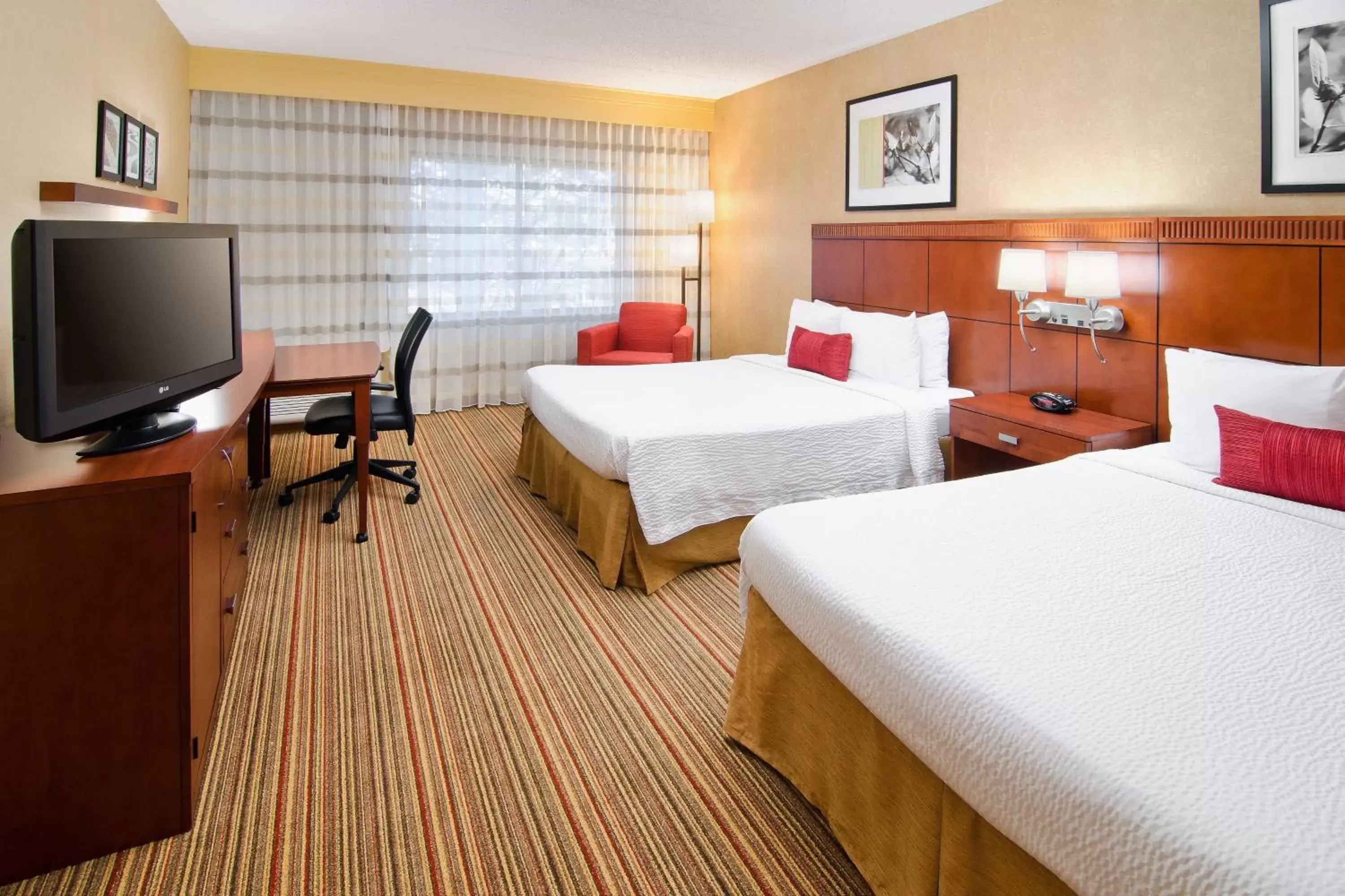 Photo of the whole room, Bed in Courtyard by Marriott Albuquerque Airport