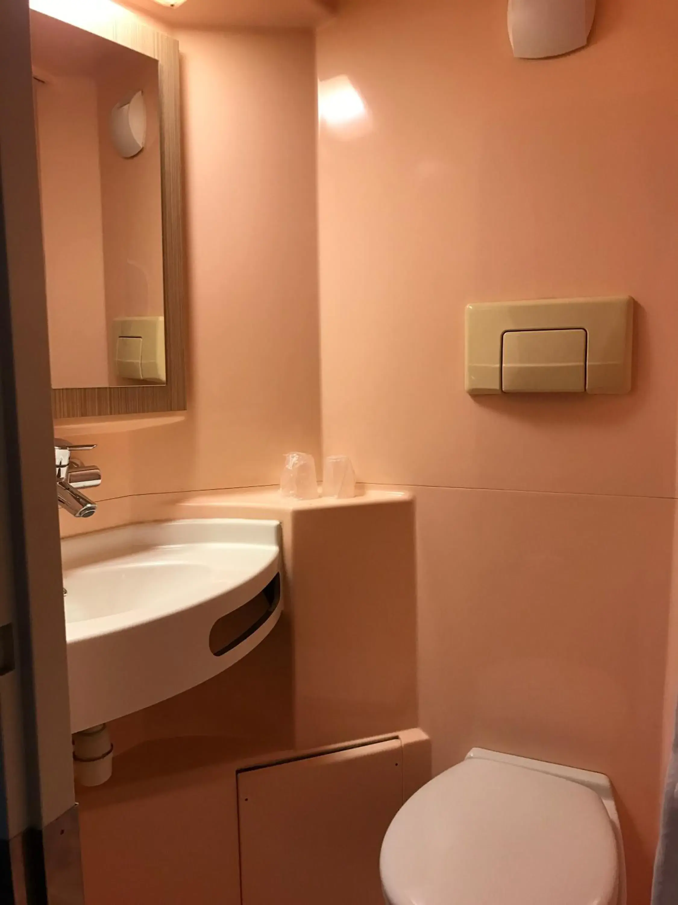 Shower, Bathroom in Premiere Classe Marseille La Valentine