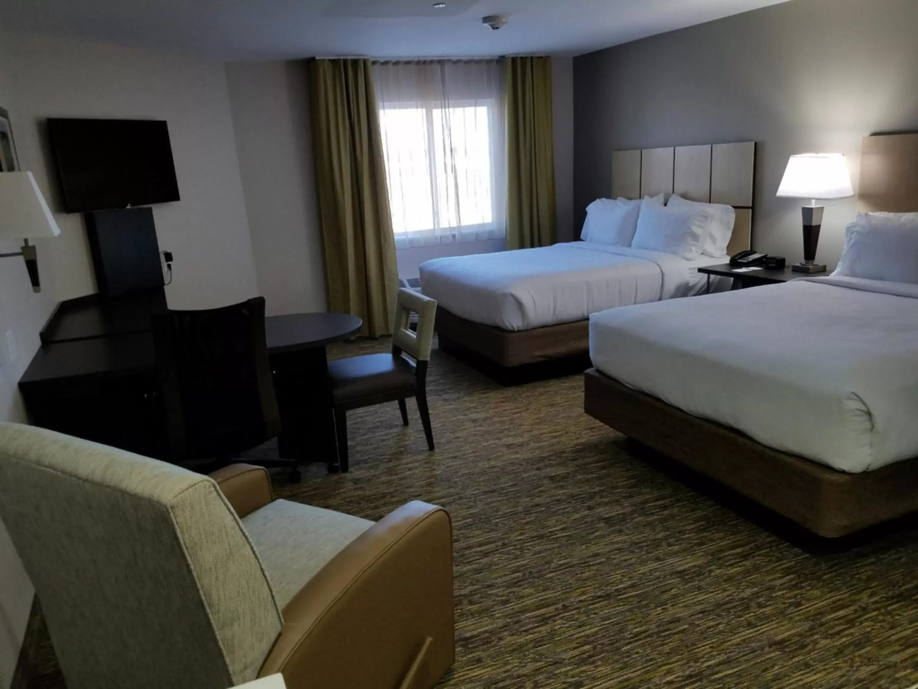 Photo of the whole room, Bed in Candlewood Suites Independence, an IHG Hotel