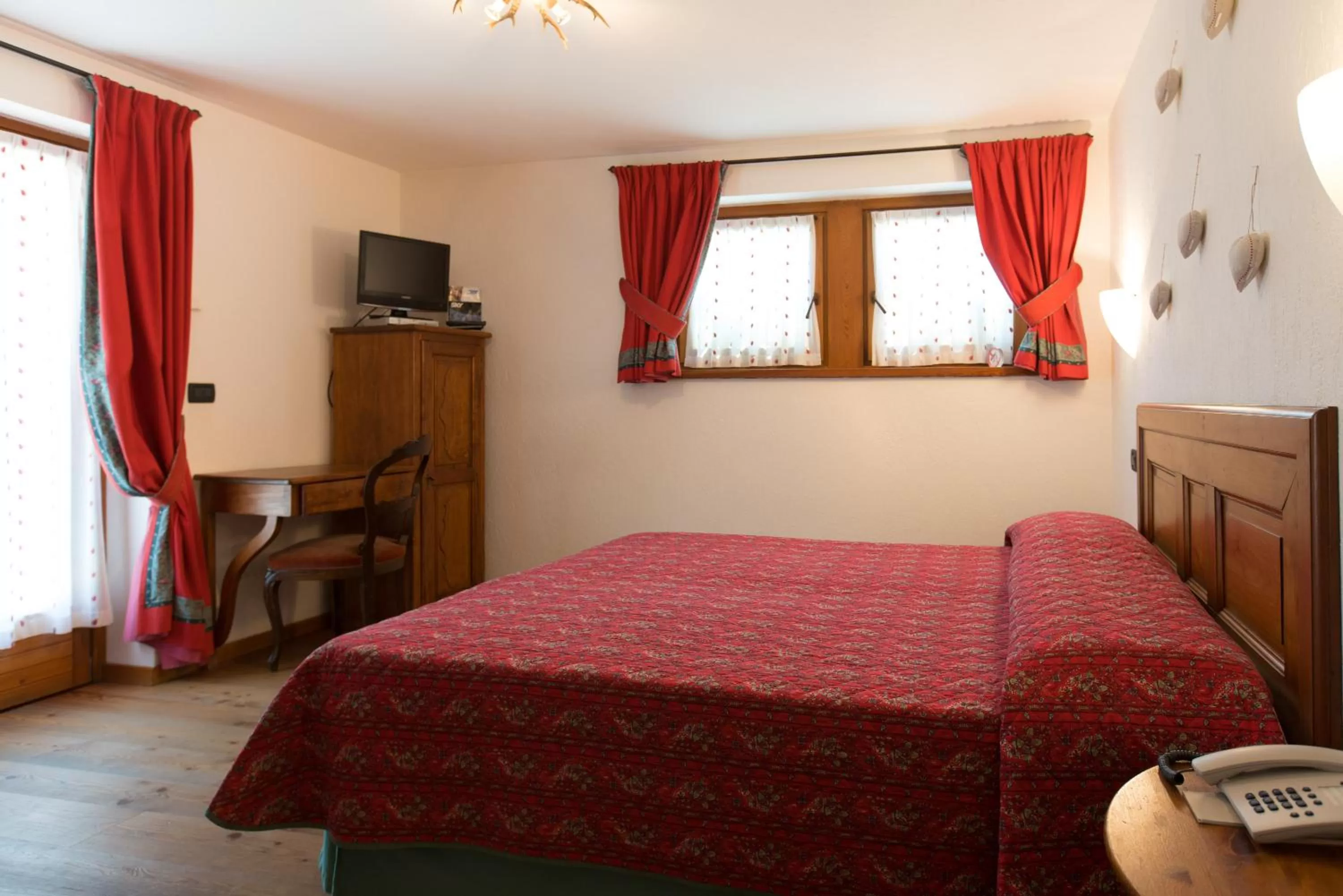 Photo of the whole room, Bed in Hotel Lo Campagnar