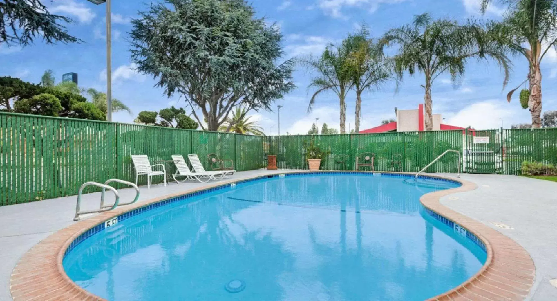 Swimming Pool in Comfort Inn Gilroy