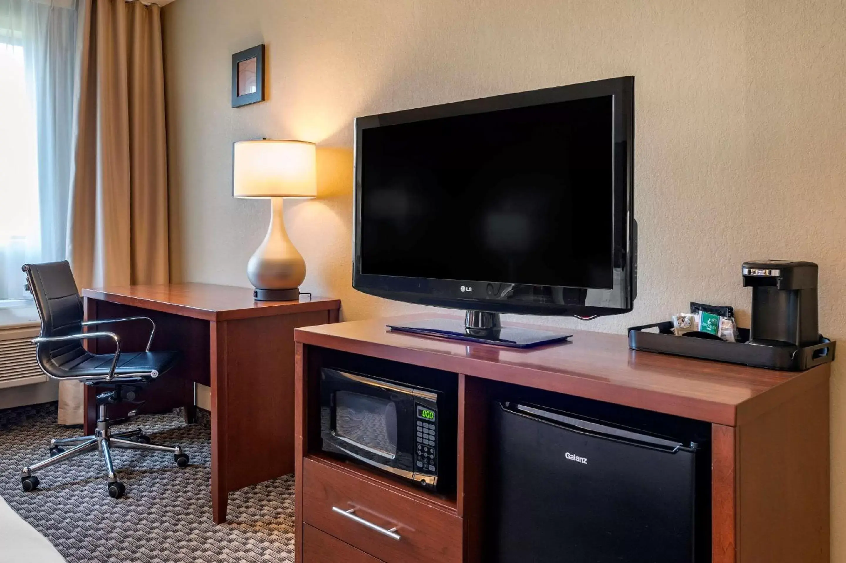 Photo of the whole room, TV/Entertainment Center in Comfort Inn & Suites Napoleon