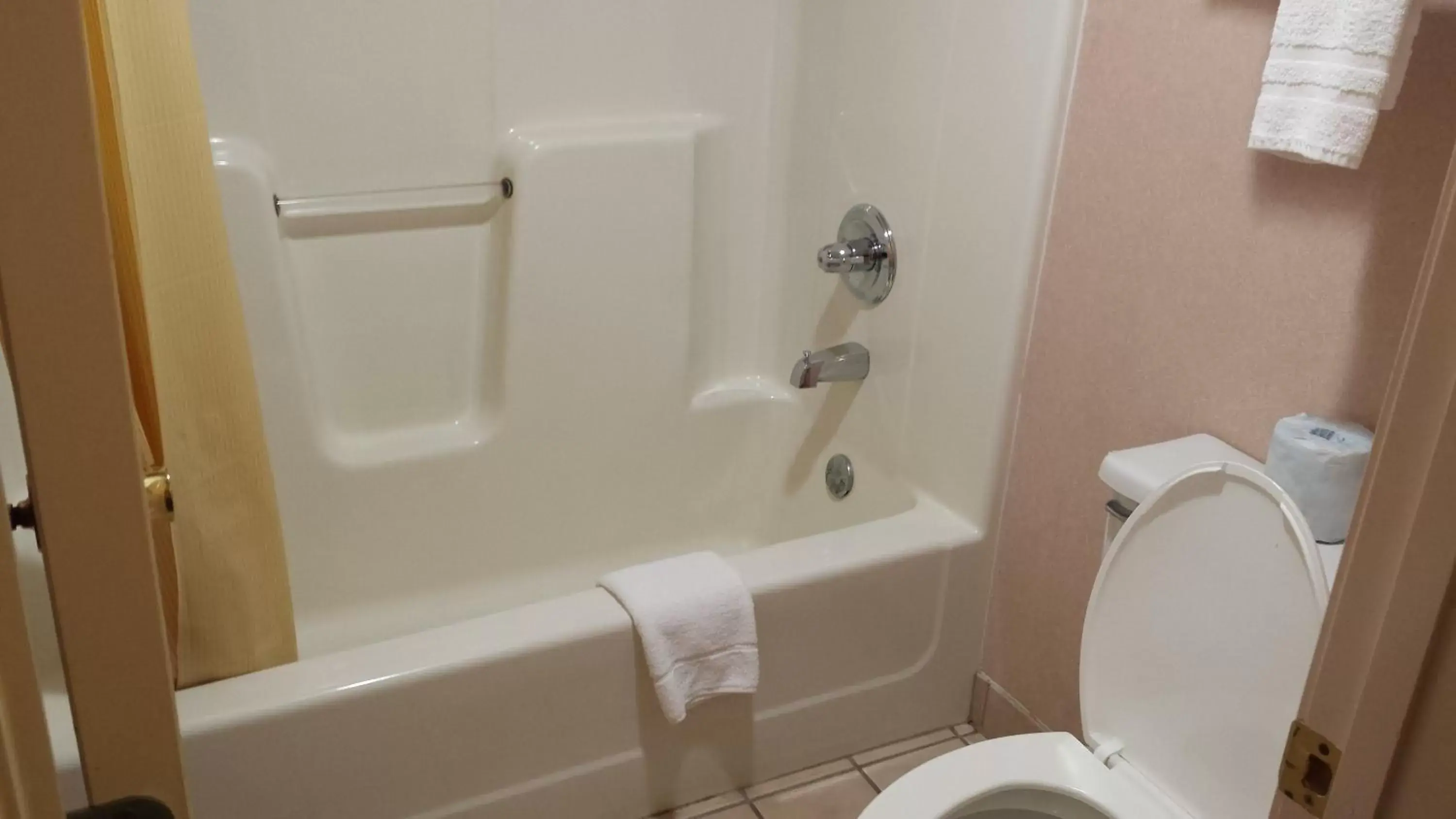 Bathroom in Days Inn by Wyndham Harrison Bathroom in Days Inn by Wyndham Harrison