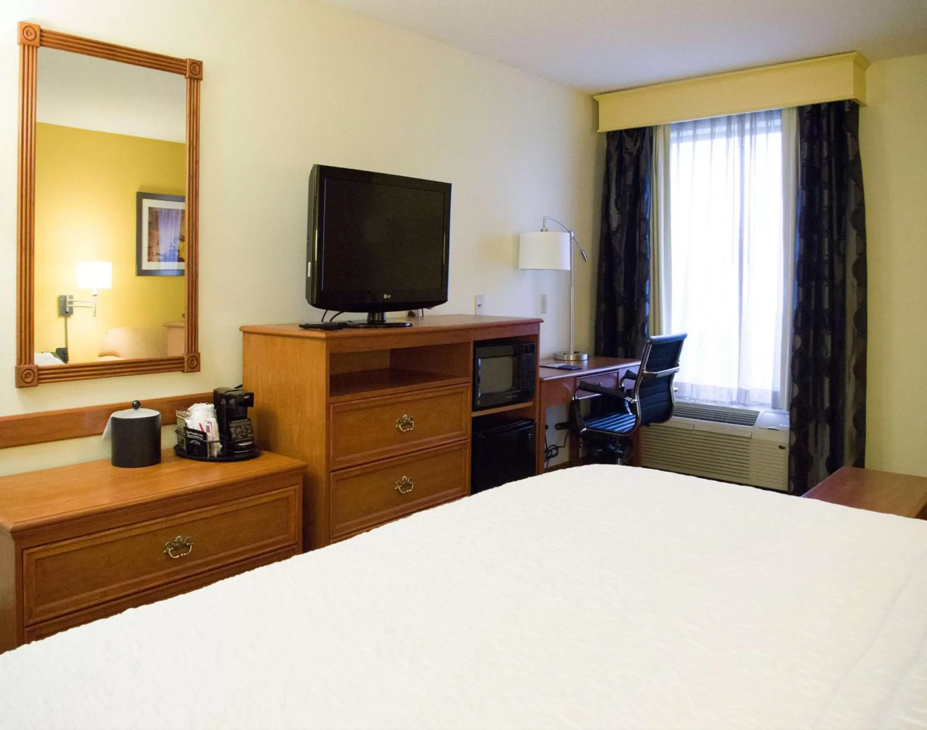 Photo of the whole room, TV/Entertainment Center in Hampton Inn & Suites St. Louis-Chesterfield
