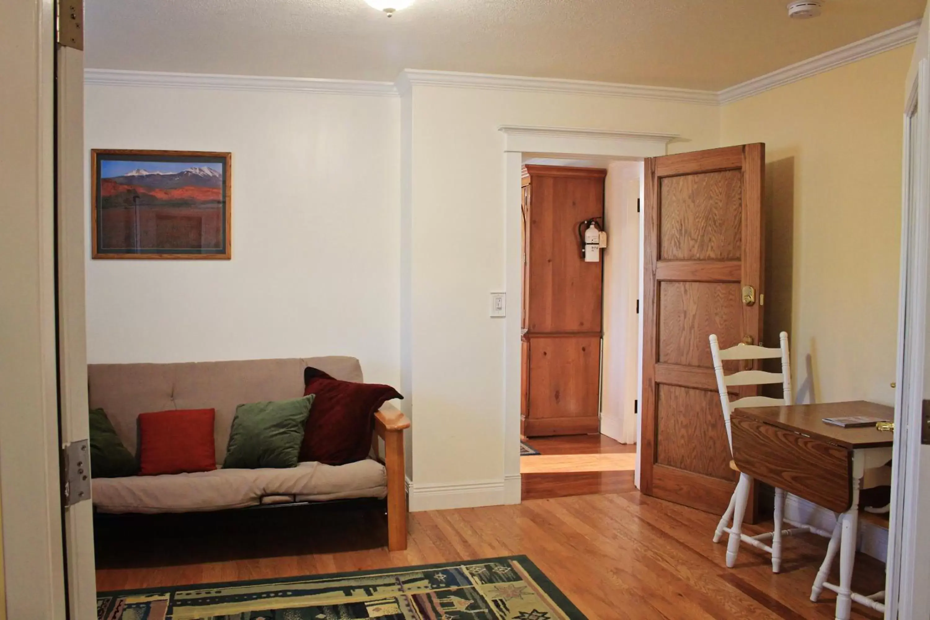 Living room, Seating Area in Bowen Motel