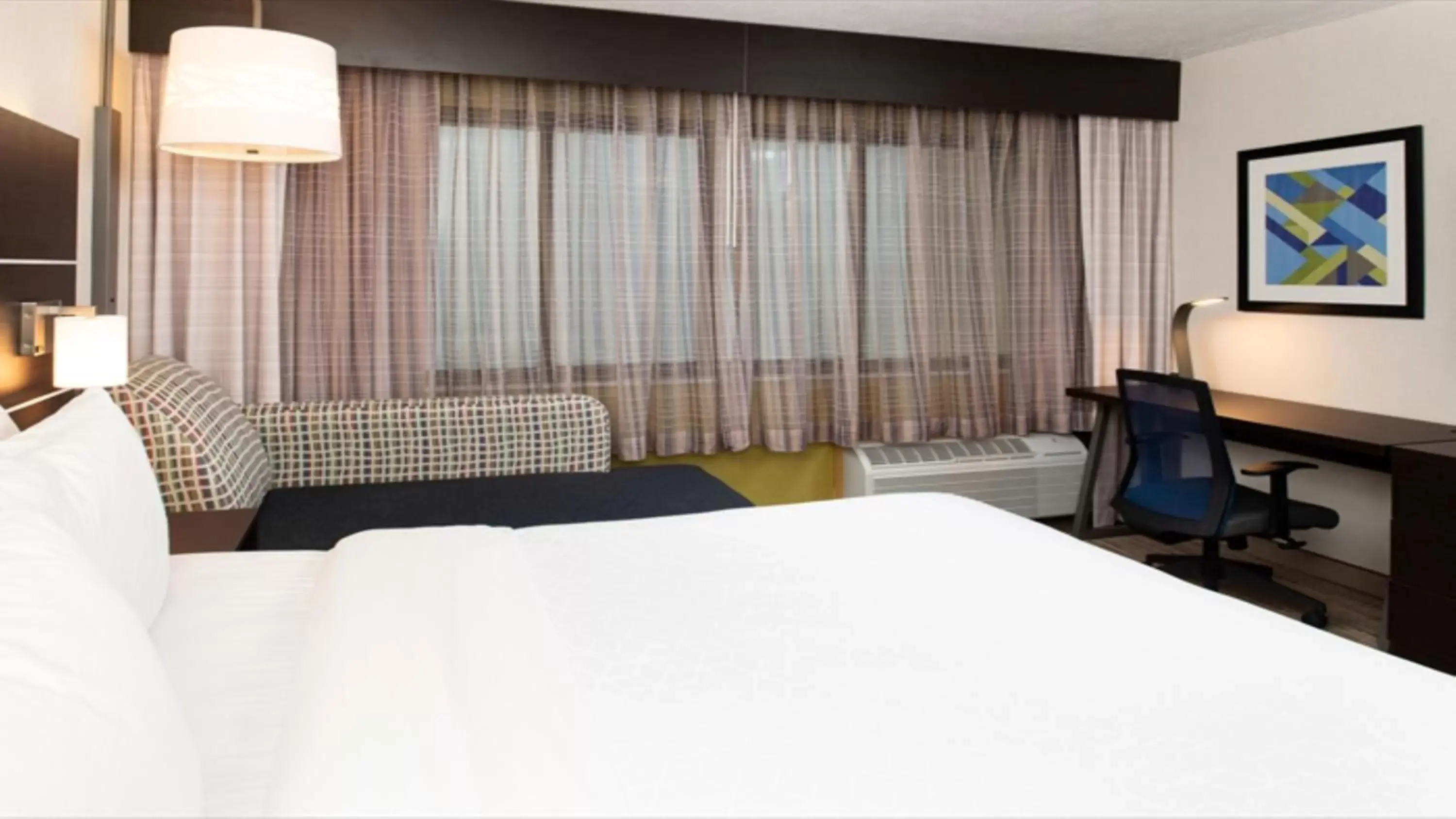 Photo of the whole room, Bed in Holiday Inn Express Cincinnati West, an IHG Hotel