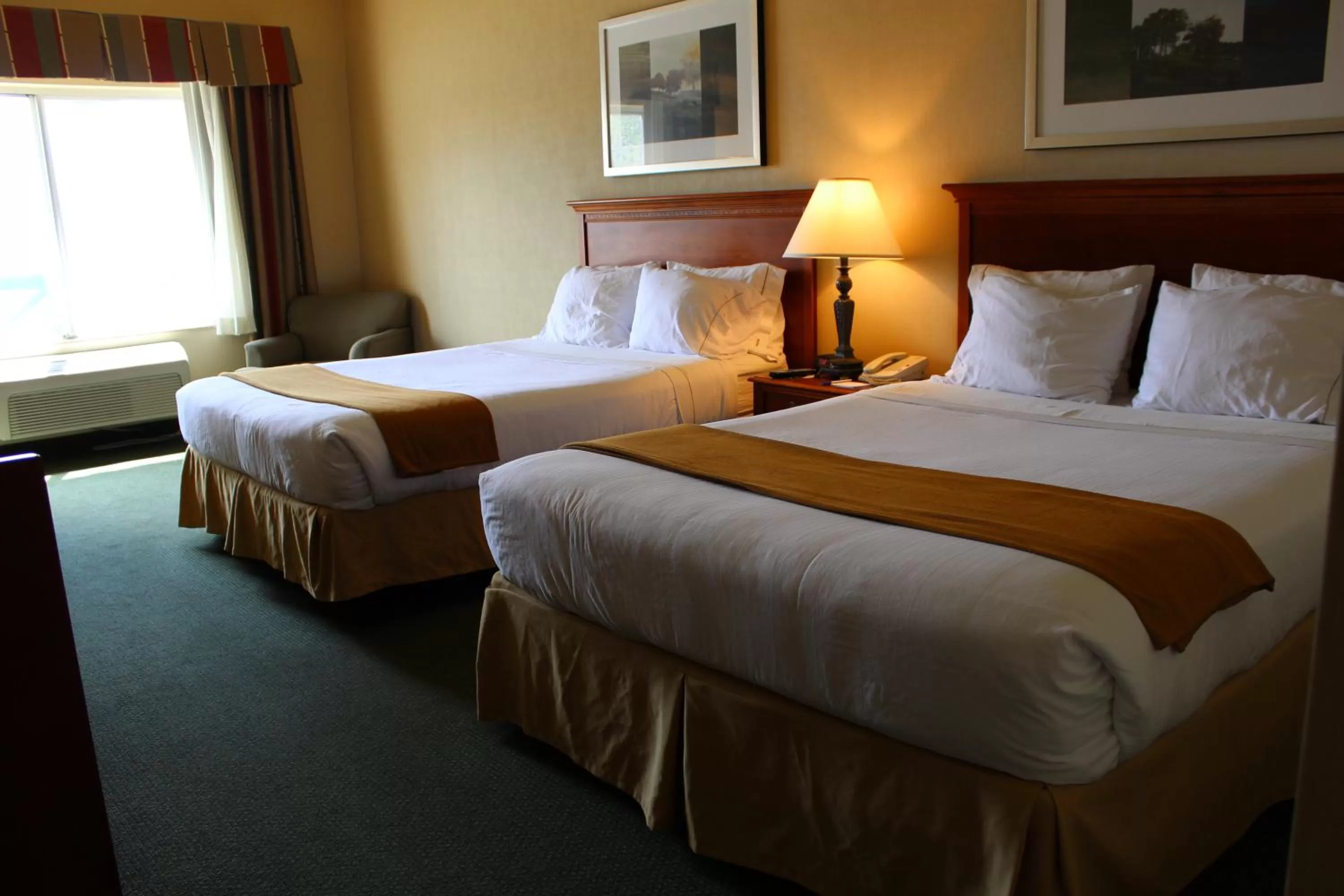 Bed in Holiday Inn Express Tehachapi by IHG