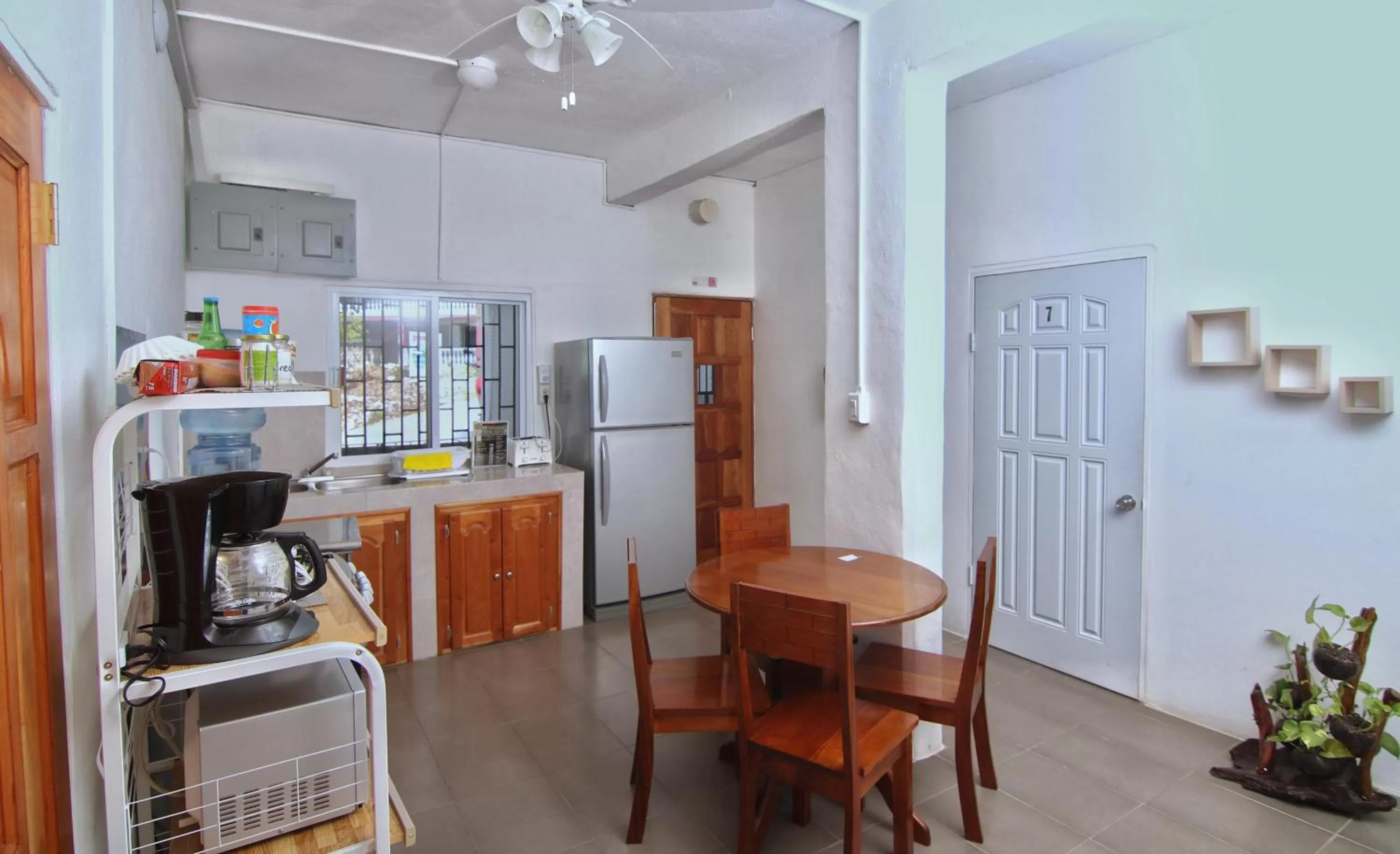 Communal kitchen in Rainforest Haven Inn
