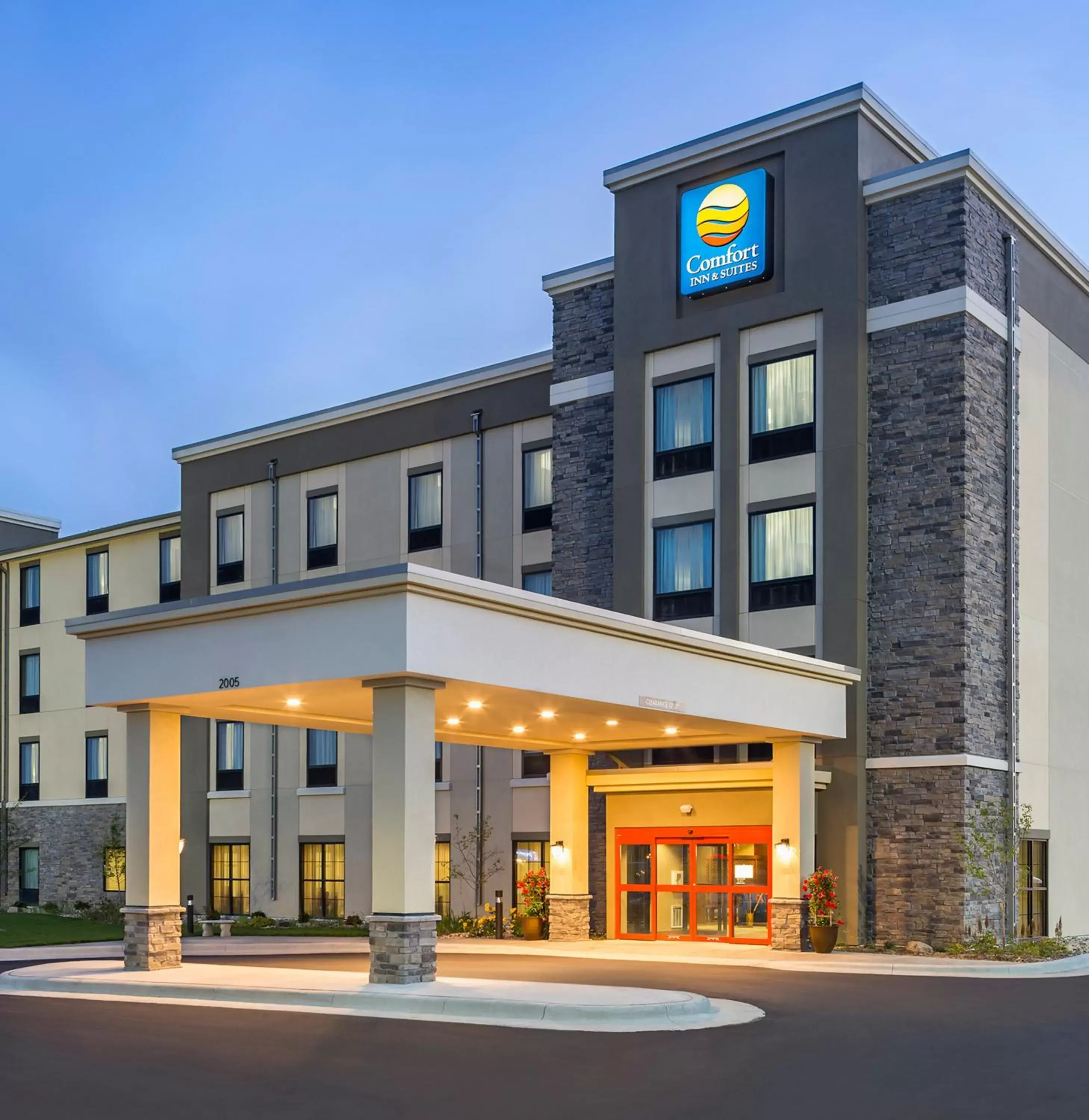 Facade/entrance, Property Building in Comfort Inn & Suites West - Medical Center