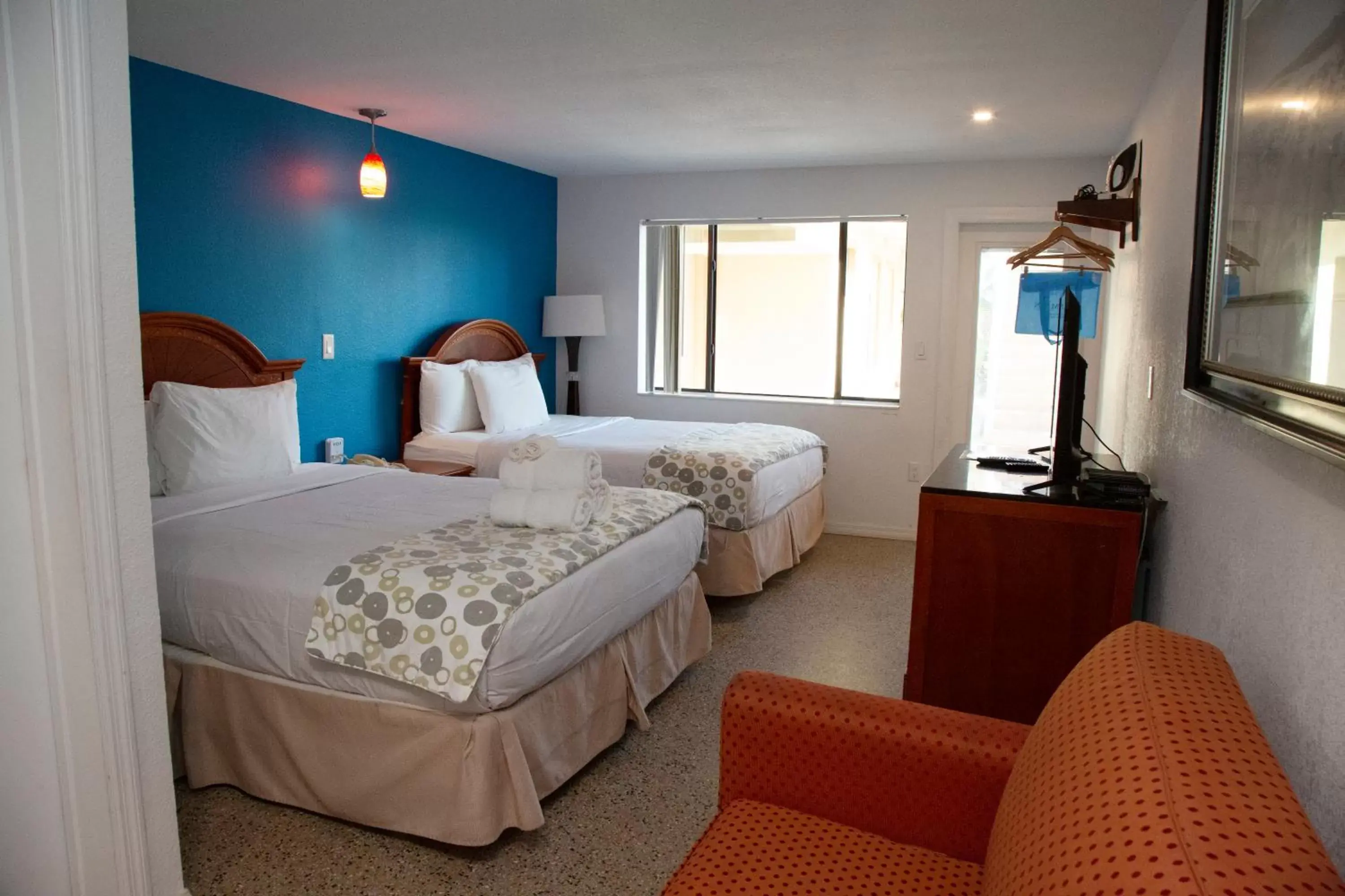 Photo of the whole room, Bed in Daytona Dream Inn By AmeriVu