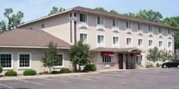 Facade/entrance, Property Building in Budget Host Inn & Suites North Branch