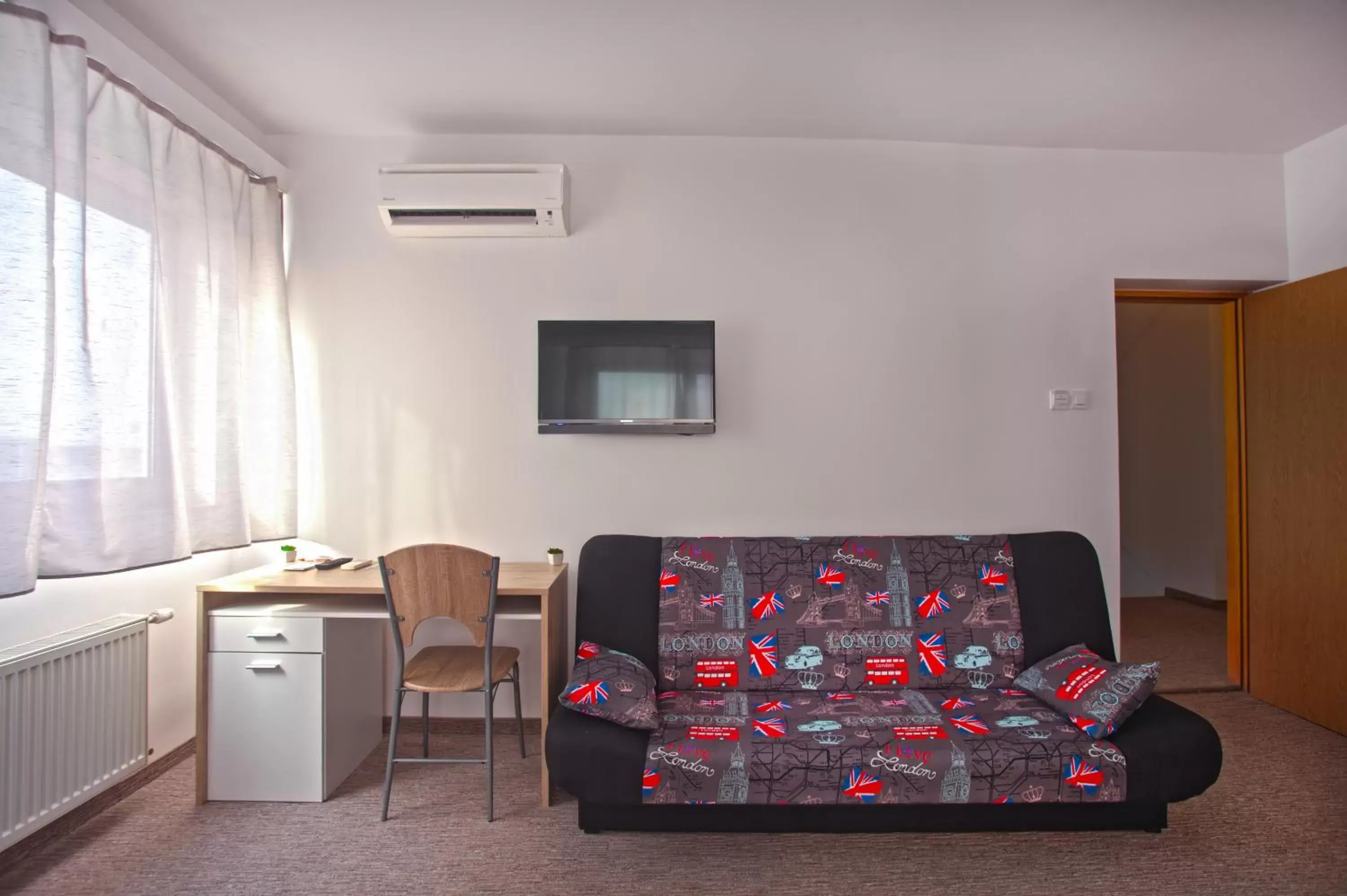 Photo of the whole room, Seating Area in Hotel London Rooms Zagreb Airport