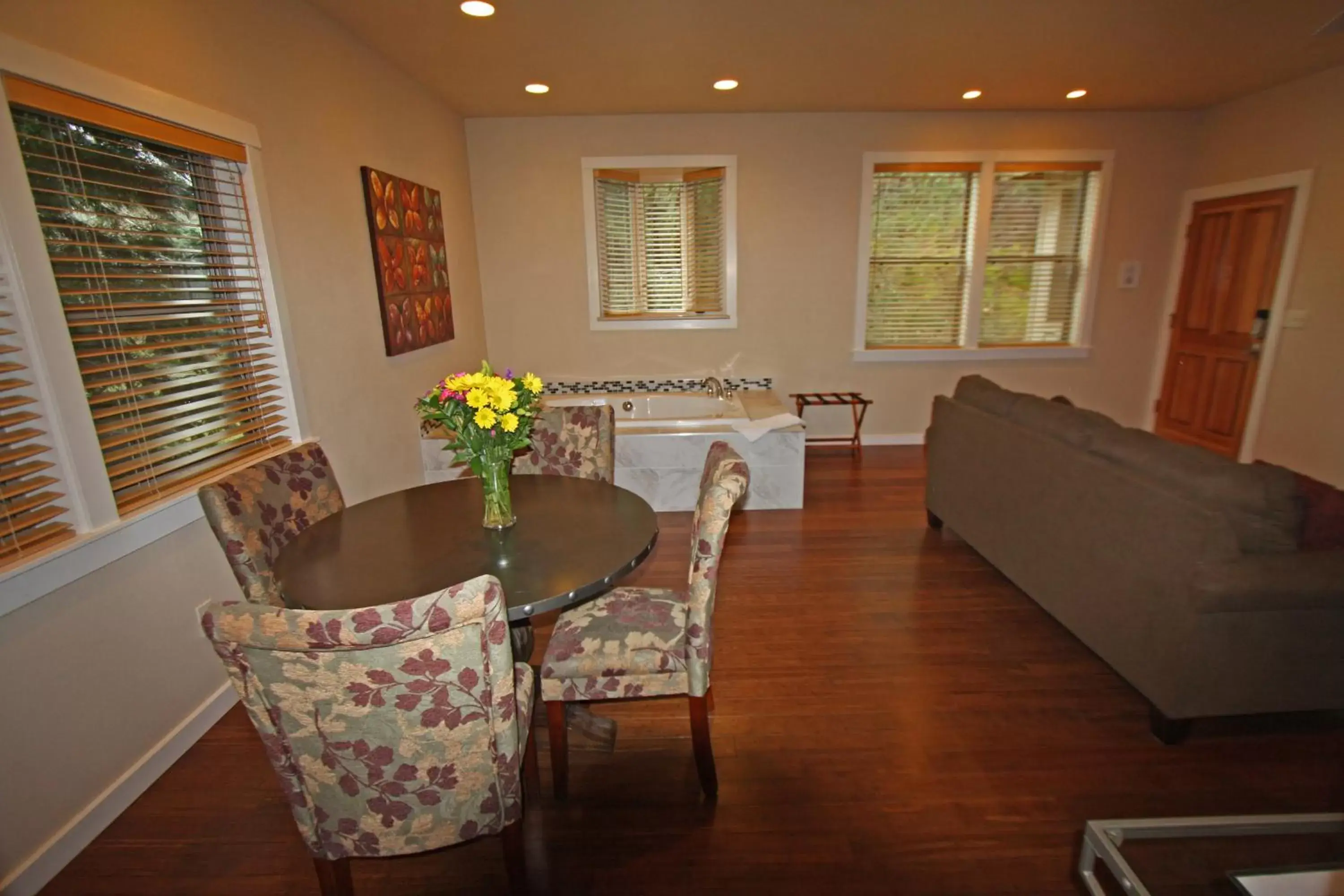 Seating area, Dining Area in The Inn at Shasta Lake