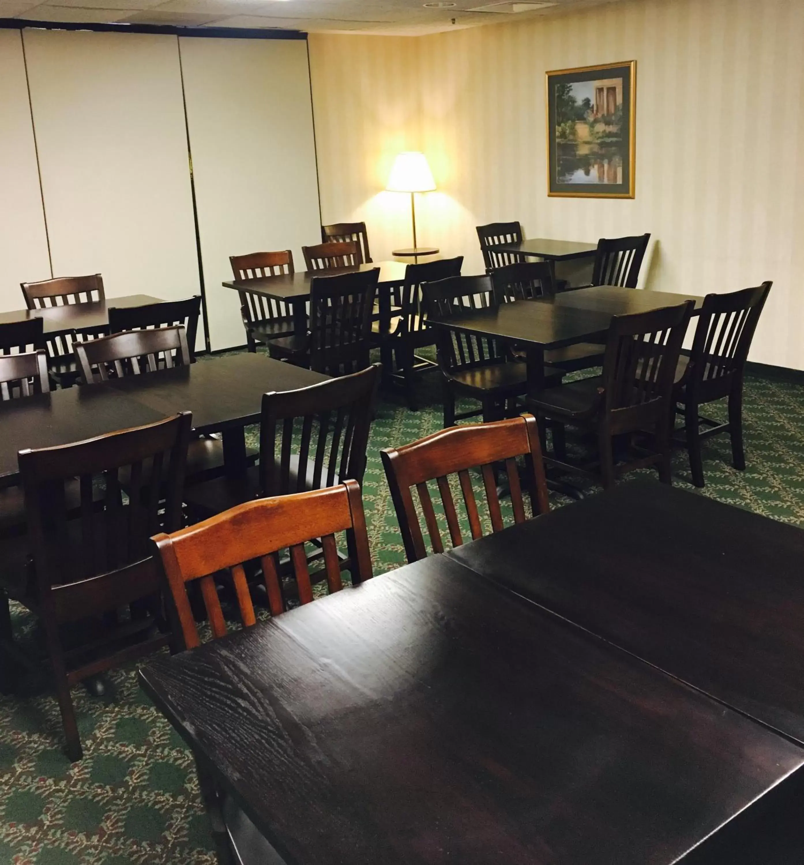 Restaurant/places to eat in Greystone Inn & Suites Restaurant/places to eat in Greystone Inn & Suites