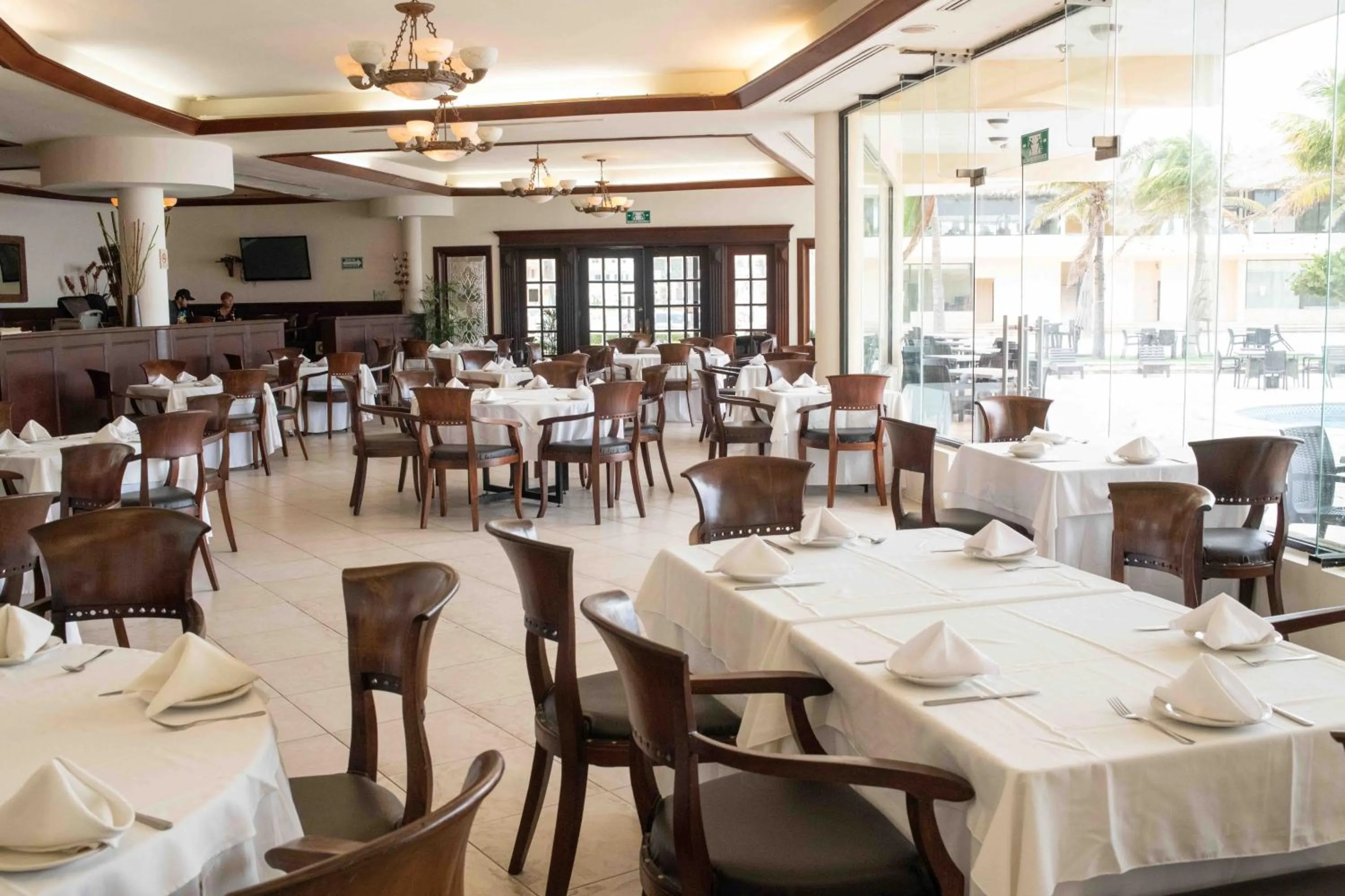 Restaurant/places to eat in Hotel Arenas del Mar Resort