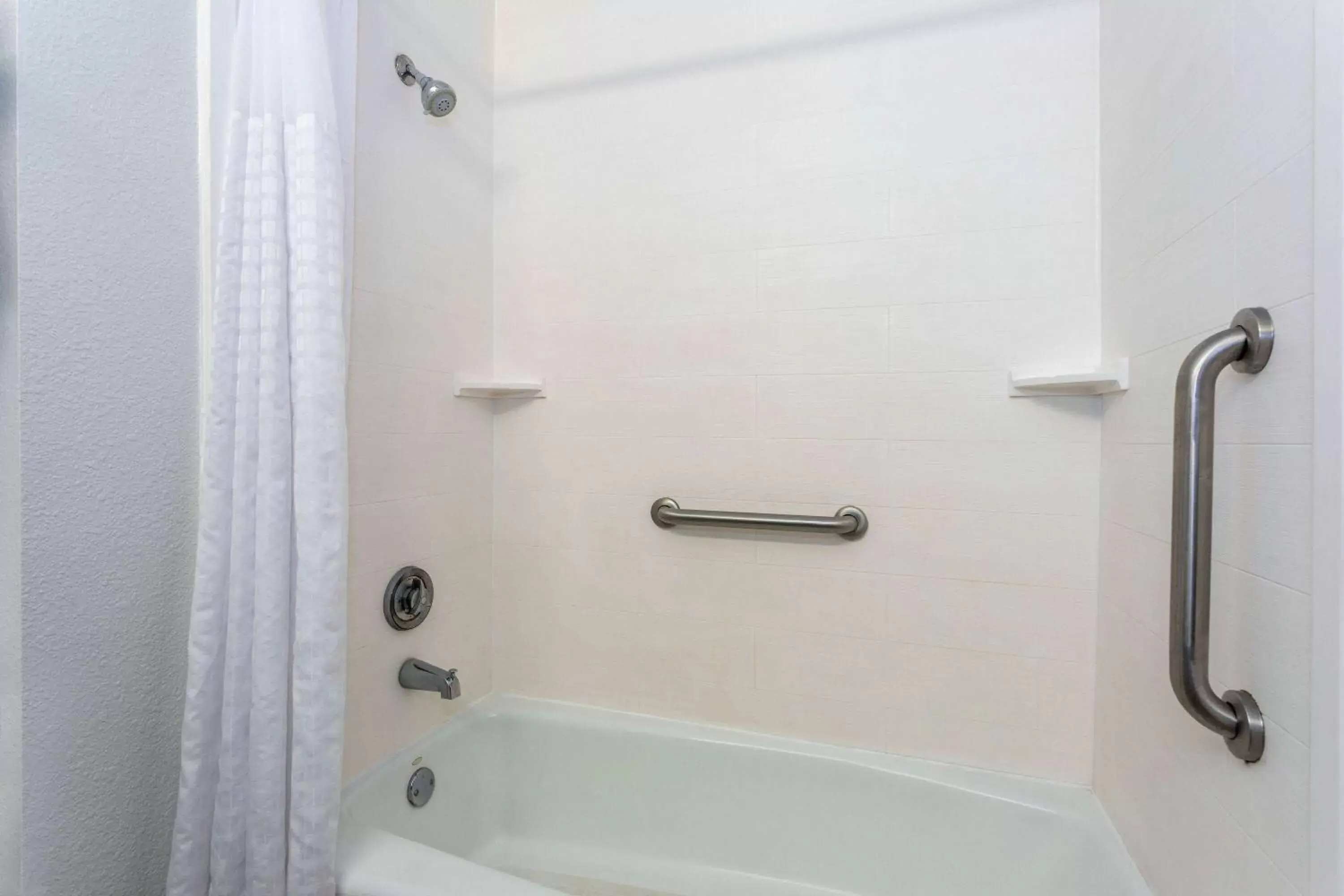 TV and multimedia, Bathroom in Days Inn & Suites by Wyndham Lakeland