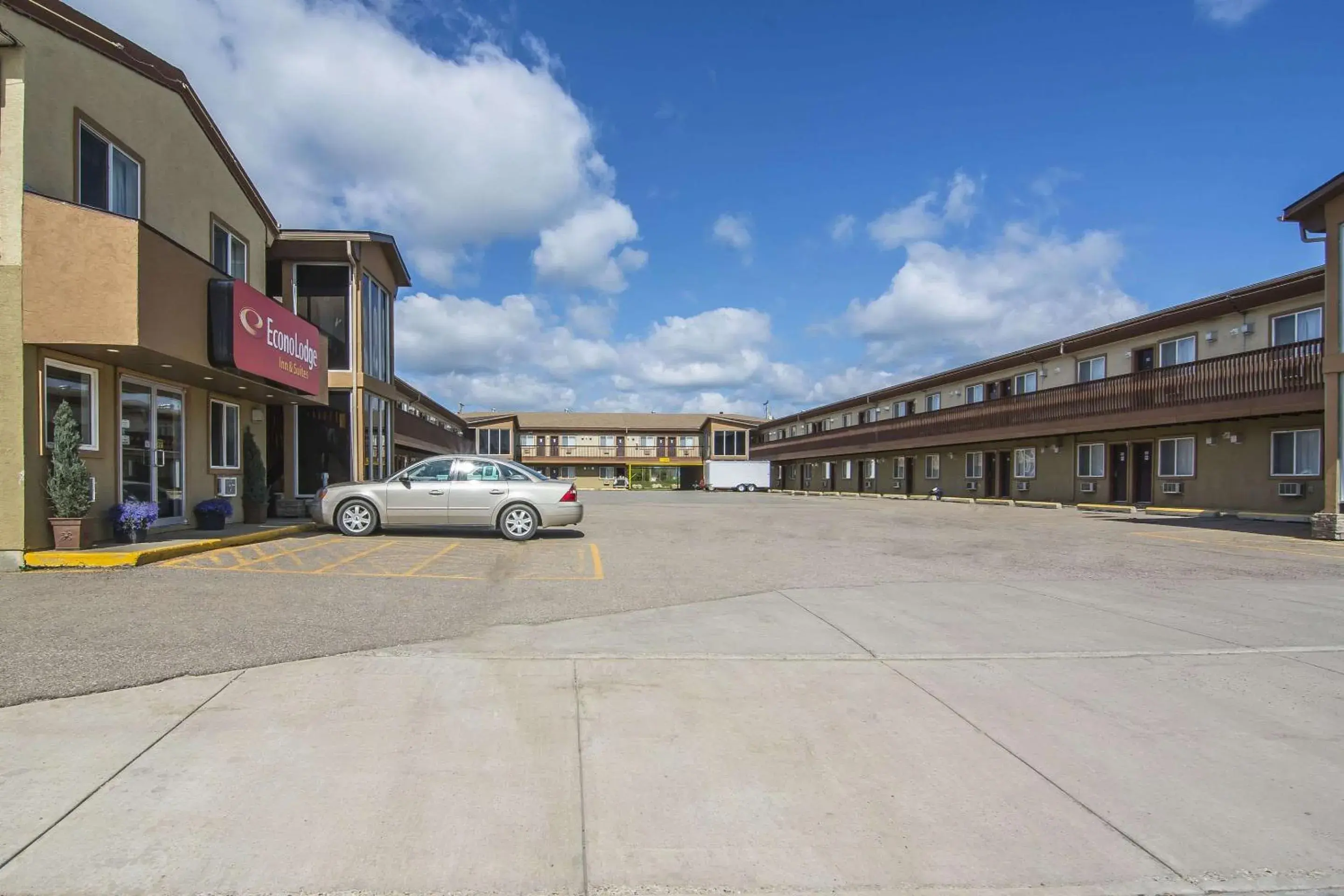 Property Building in Econo Lodge  Inn & Suites