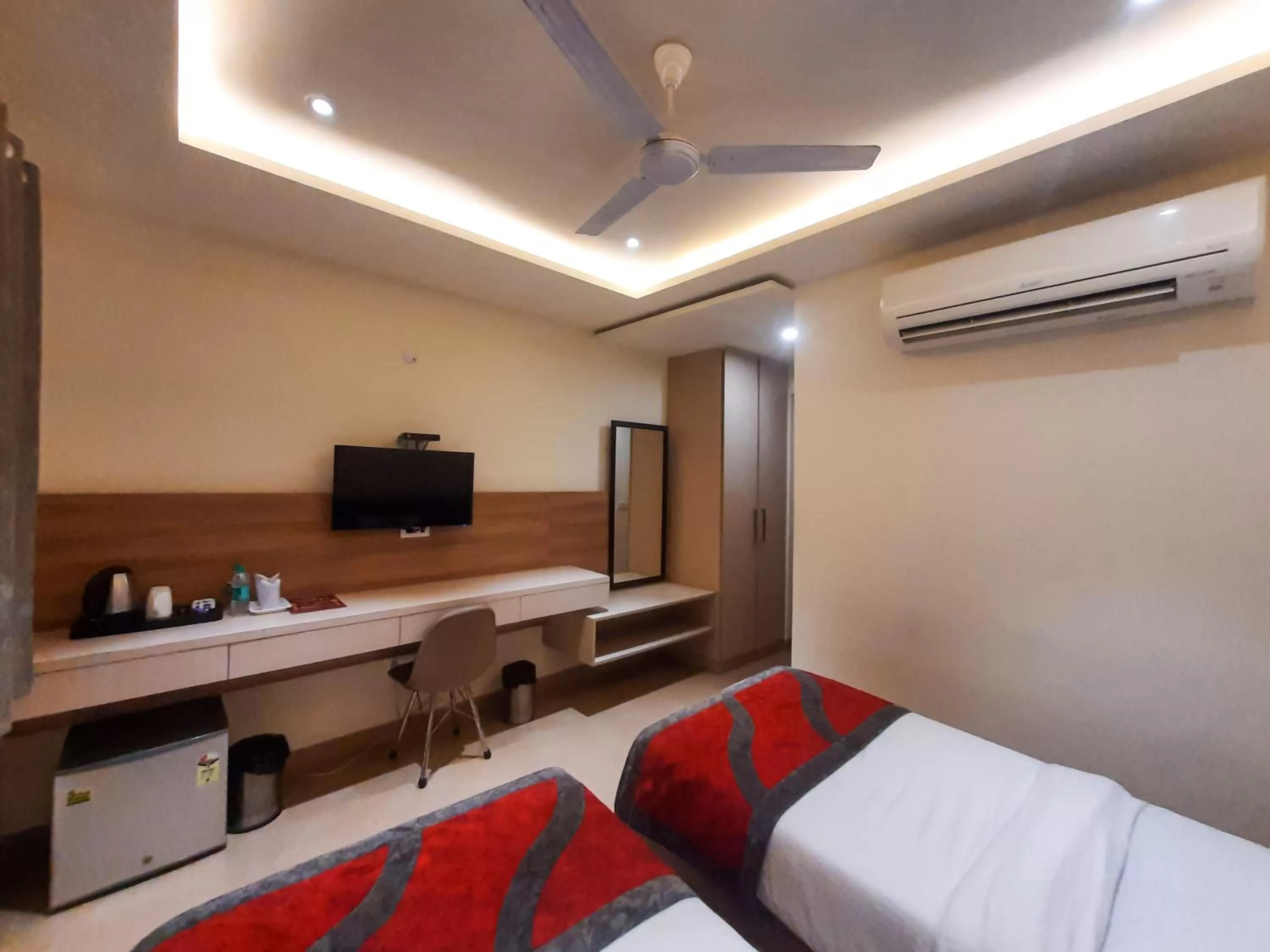 TV and multimedia, Bed in Hotel Tripple Tree - Karol Bagh