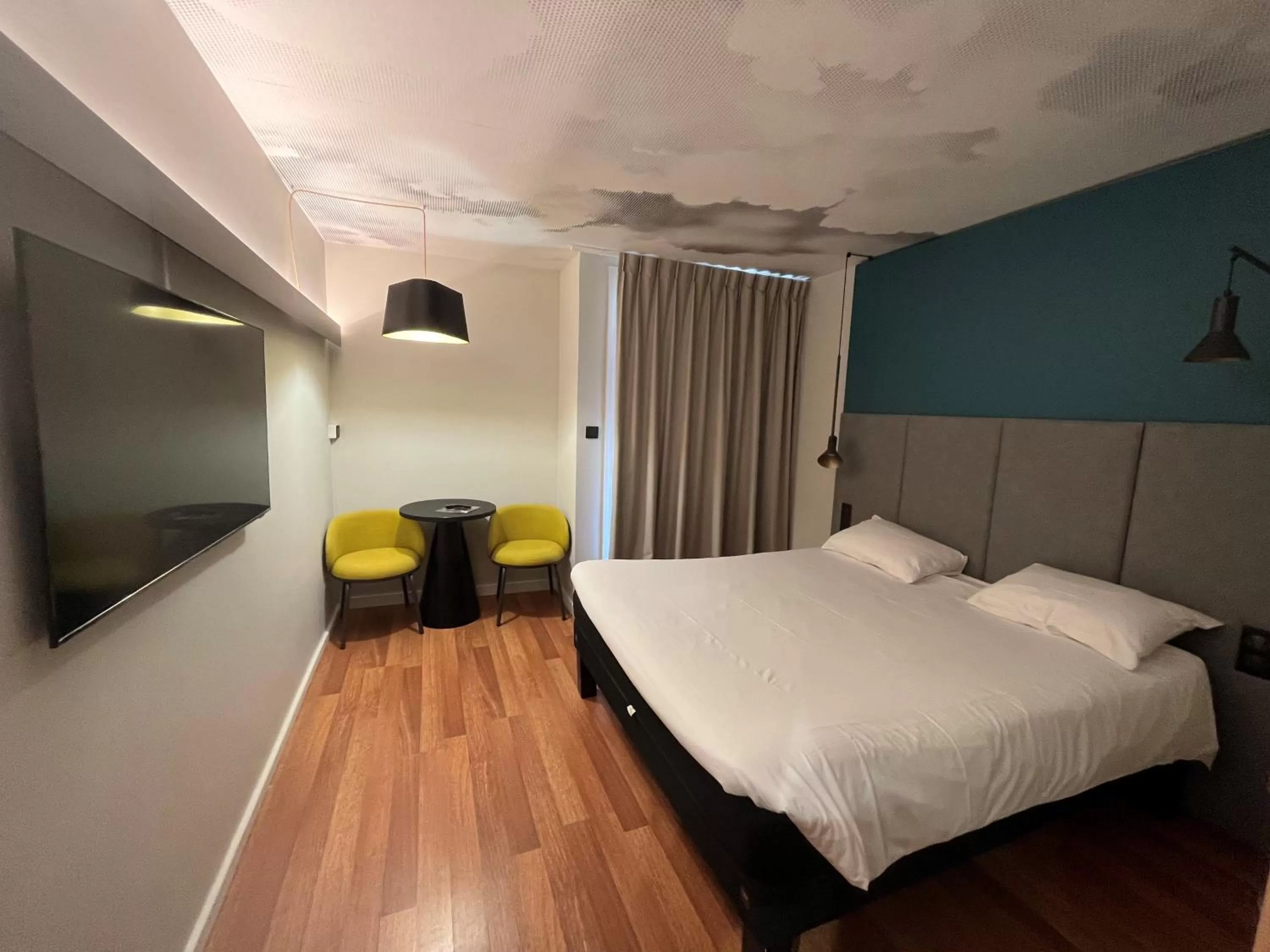 Photo of the whole room, Bed in ibis Sète Balaruc les Bains Bien-être et Spa